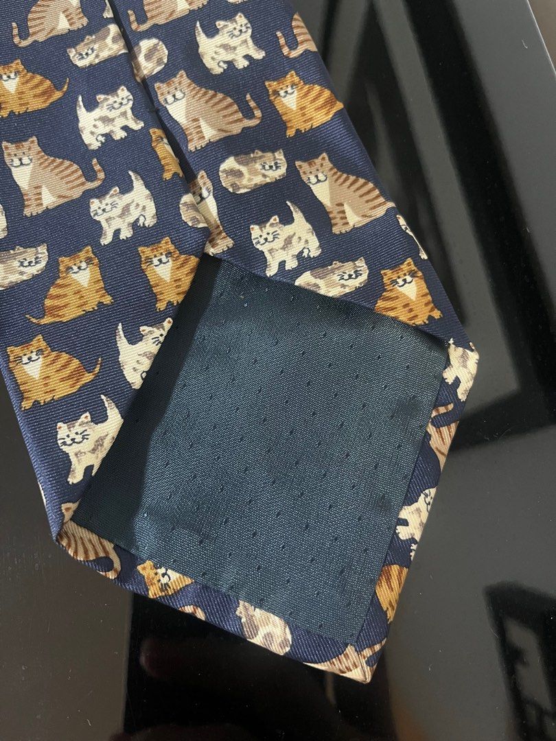 Ties (Category: Ties) located in Singapore. Submitted by tresorsrina (Listing ID 1417153448, Image 3). Description: Vintage tie with a cool pattern ✨ For the modern guy who knows fashion always comes back. Unique, pre-owned, and effortlessly stylish..