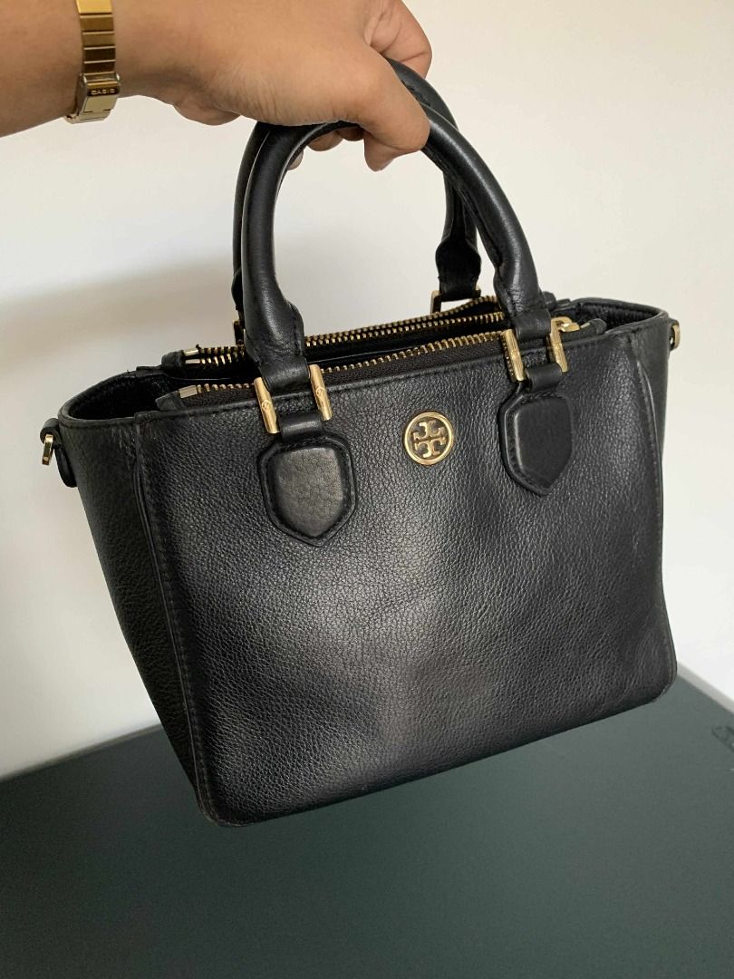 Tory Burch Landon Mini Square Tote Bag (Category: Luxury Bags & Wallets) located in Pasig City. Submitted by sc0f1eld (Listing ID 1417203960, Image 3). Description: Size: 9.5”L x 7.5”H x 5”D Material: Leather No sling Has minimal issues with the handle, barely noticeable. Check the last photo. Location: High Street South, Pasig or Mayamot Antipolo Buyer will shoulder the delivery fee.