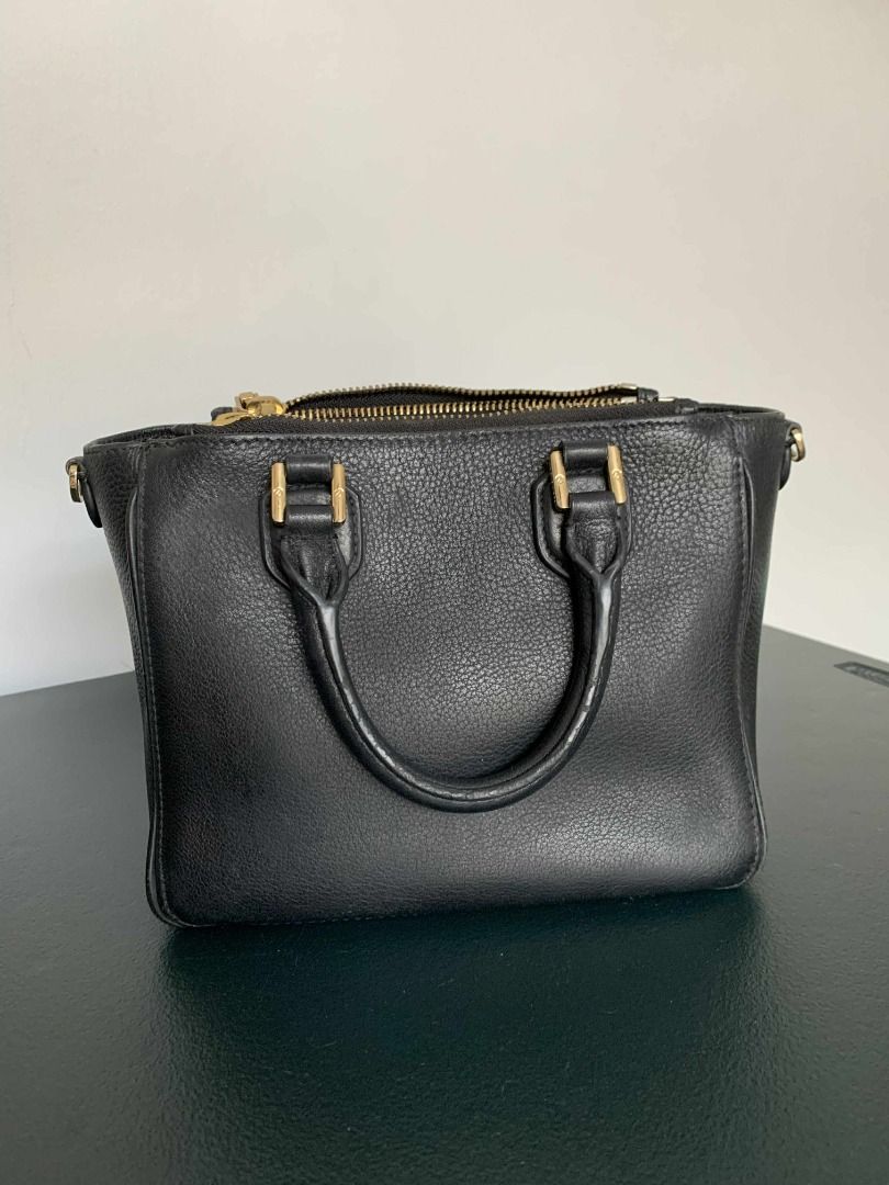 Tory Burch Landon Mini Square Tote Bag (Category: Luxury Bags & Wallets) located in Pasig City. Submitted by sc0f1eld (Listing ID 1417203960, Image 2). Description: Size: 9.5”L x 7.5”H x 5”D Material: Leather No sling Has minimal issues with the handle, barely noticeable. Check the last photo. Location: High Street South, Pasig or Mayamot Antipolo Buyer will shoulder the delivery fee.