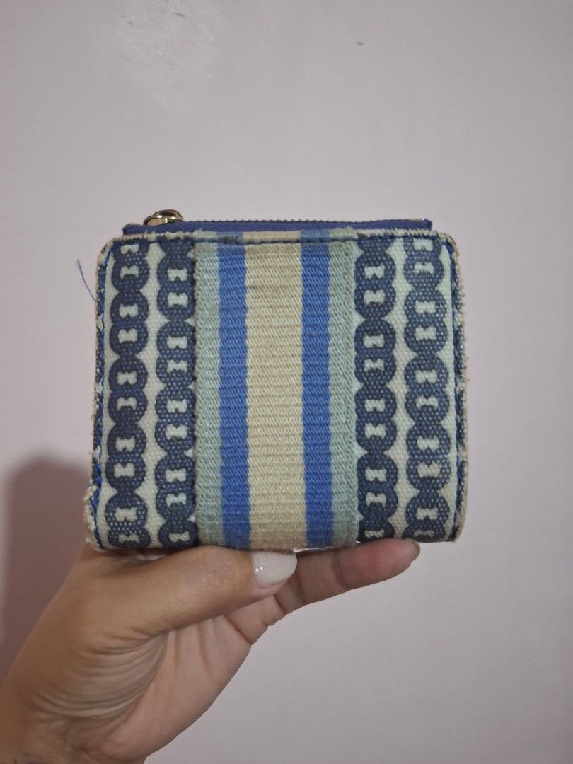 Tory Burch short wallet (Category: Luxury Bags & Wallets) located in Angeles City. Submitted by kodachi10 (Listing ID 1417201838, Image 2). Description: - Tory Burch wallet - As is condition. Needs cleaning - With small cracks on the crease part - Selling low .