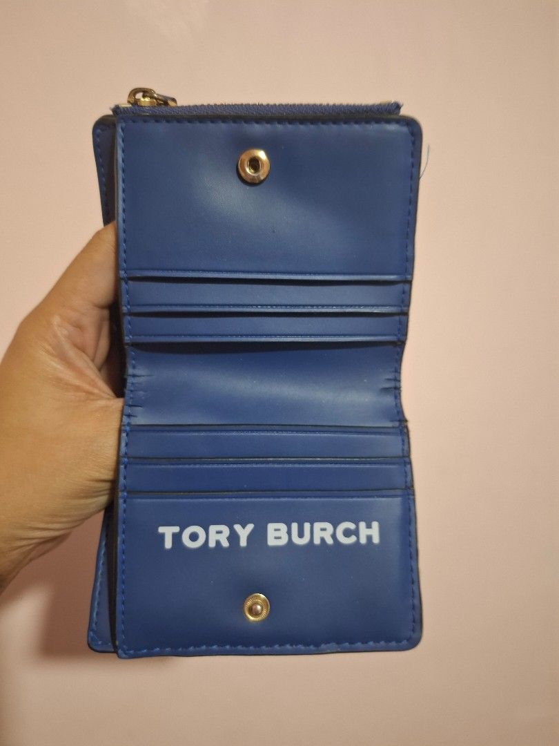 Tory Burch short wallet (Category: Luxury Bags & Wallets) located in Angeles City. Submitted by kodachi10 (Listing ID 1417201838, Image 3). Description: - Tory Burch wallet - As is condition. Needs cleaning - With small cracks on the crease part - Selling low .