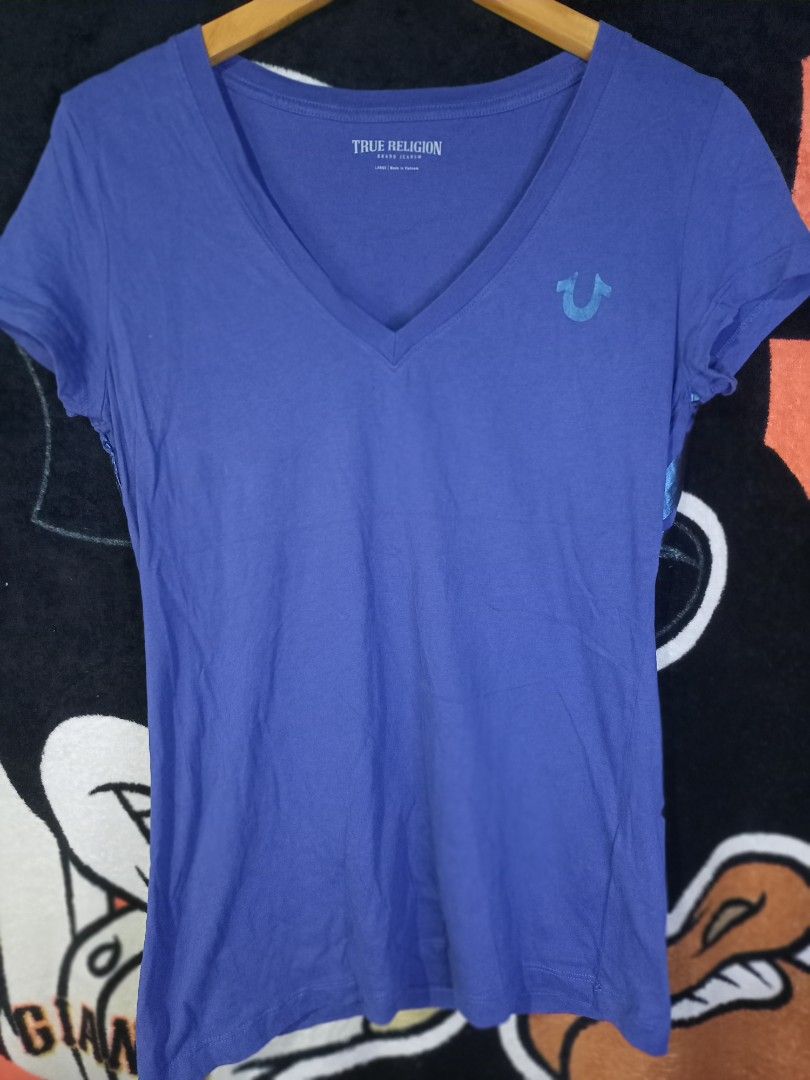 True Religion Women's Vneck T-shirt (Category: Shirts) located in Castilla. Submitted by stignapamorma (Listing ID 1417162428, Image 1). Description: Branded Women's Vneck Thrifted Tshirt True Religion Women's Vneck T-shirt Size - 16x26 Condition - Excellent Color Rate - 9/10 Issue - Minimal Pinhole Price - 250+SF.