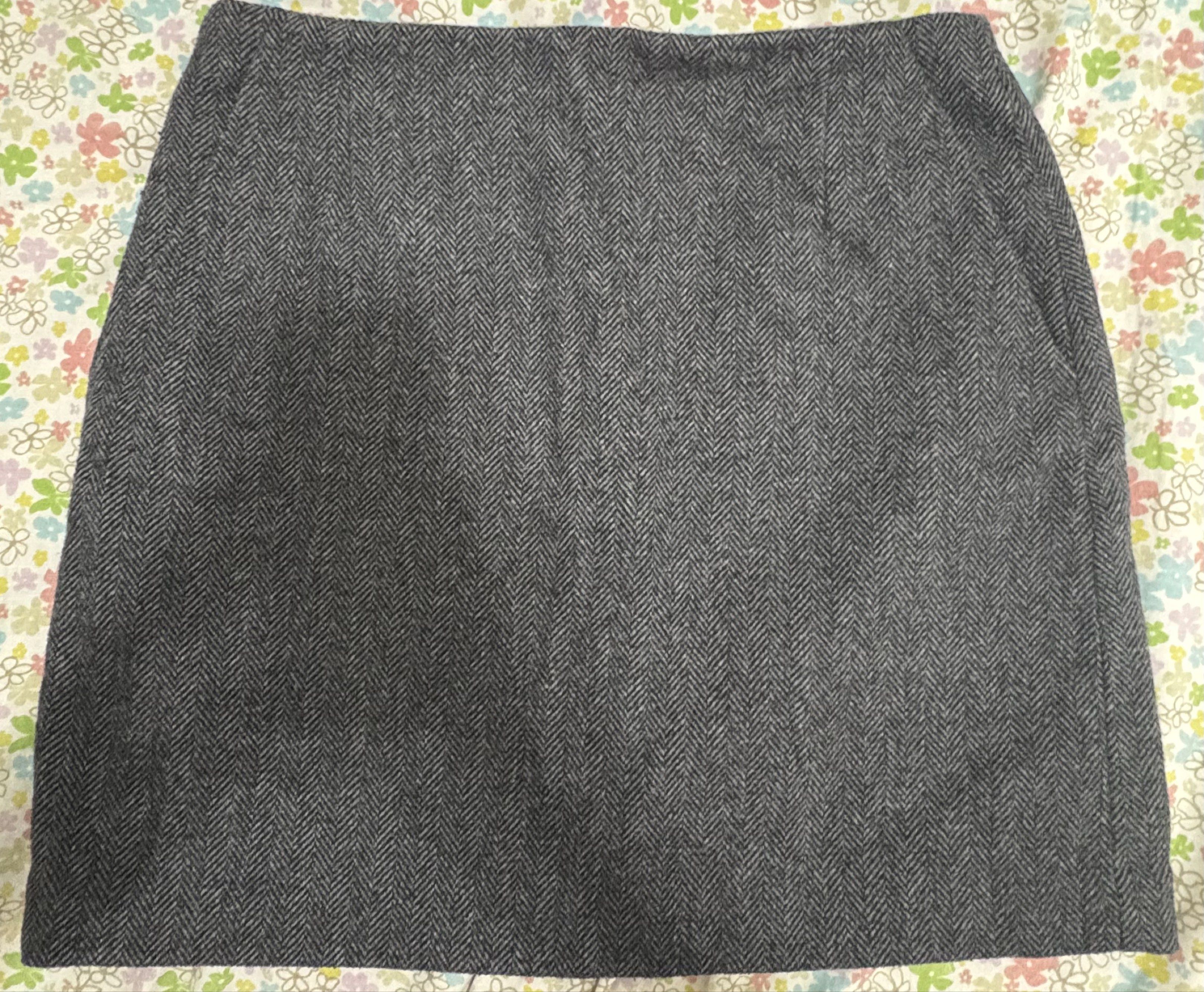 Uniqlo Herringbone Skirt (Category: Skirts) located in Manila. Submitted by royalrabbit-943762 (Listing ID 1417114924, Image 2). Description: - Uniqlo herringbone skirt - Neutral gray color - Waist: 61cm, Hip: 88cm - Made in China - Shell: 67% polyester, 33% wool - Lining/Pocket Lining: 100% polyester - Features a zipper closure.