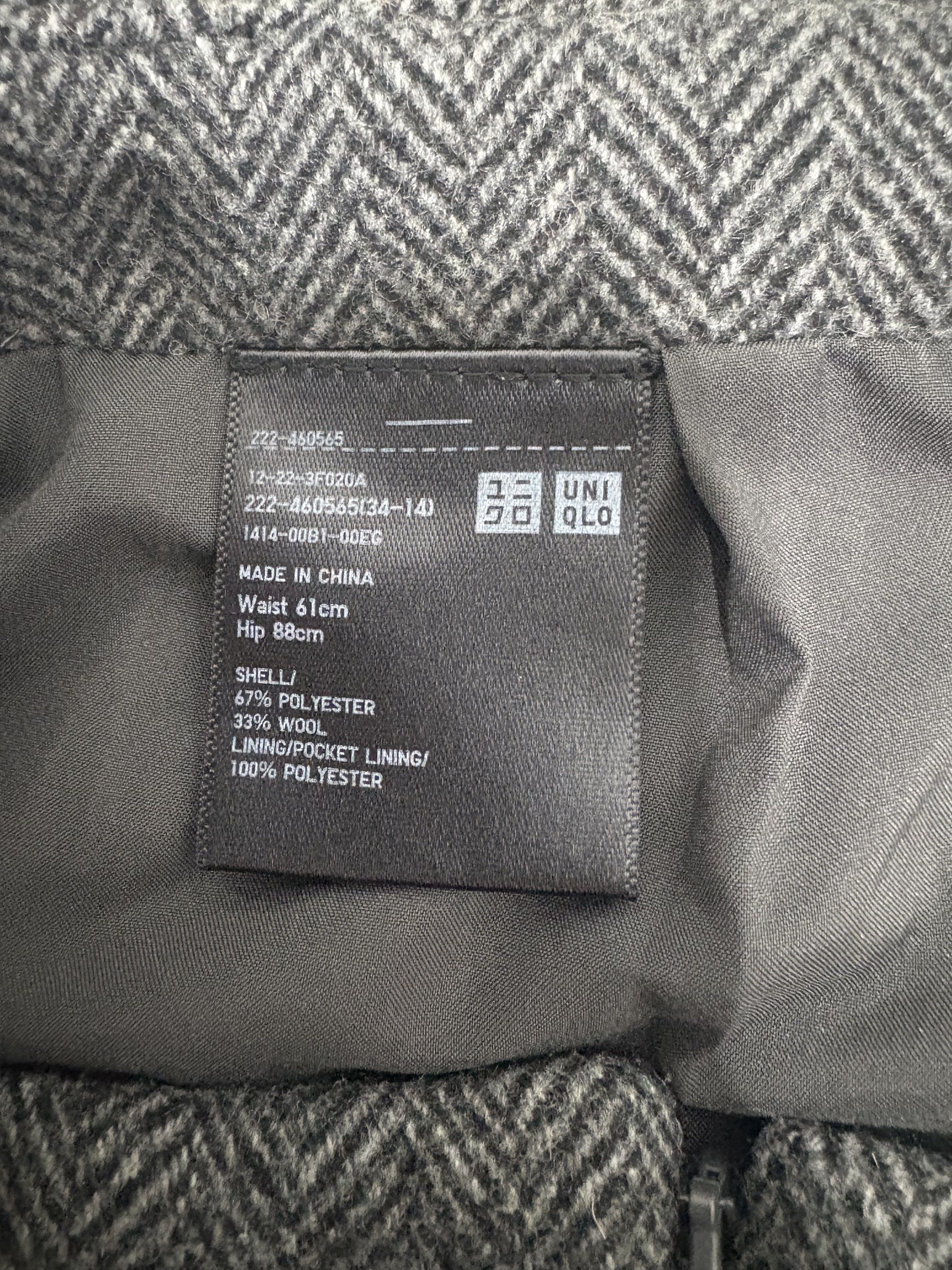 Uniqlo Herringbone Skirt (Category: Skirts) located in Manila. Submitted by royalrabbit-943762 (Listing ID 1417114924, Image 1). Description: - Uniqlo herringbone skirt - Neutral gray color - Waist: 61cm, Hip: 88cm - Made in China - Shell: 67% polyester, 33% wool - Lining/Pocket Lining: 100% polyester - Features a zipper closure.