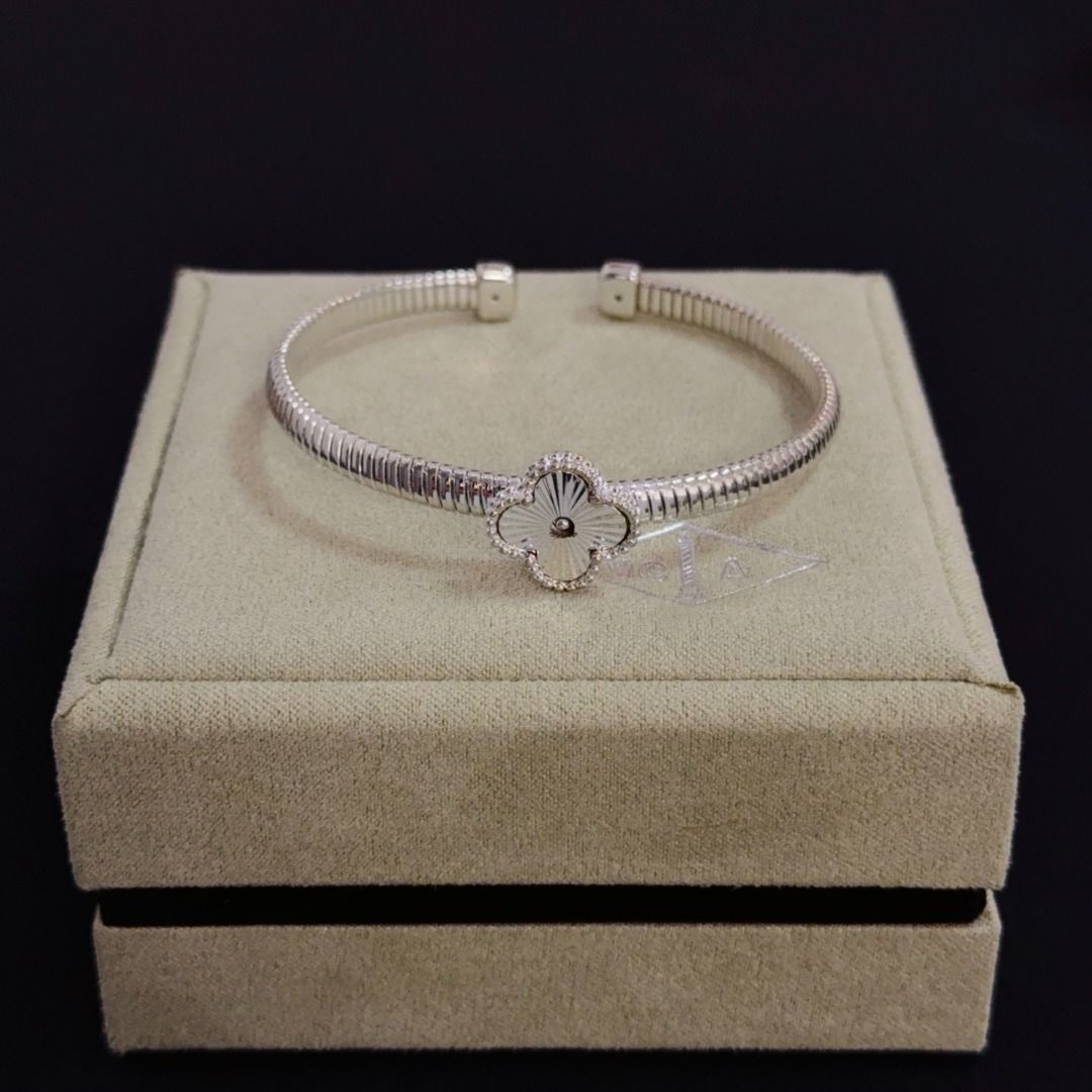 Van Cleef&Arpels Bracelet (Category: Bracelets) located in Pasig City. Submitted by wisefalcon6199 (Listing ID 1417057219, Image 2). Description: .