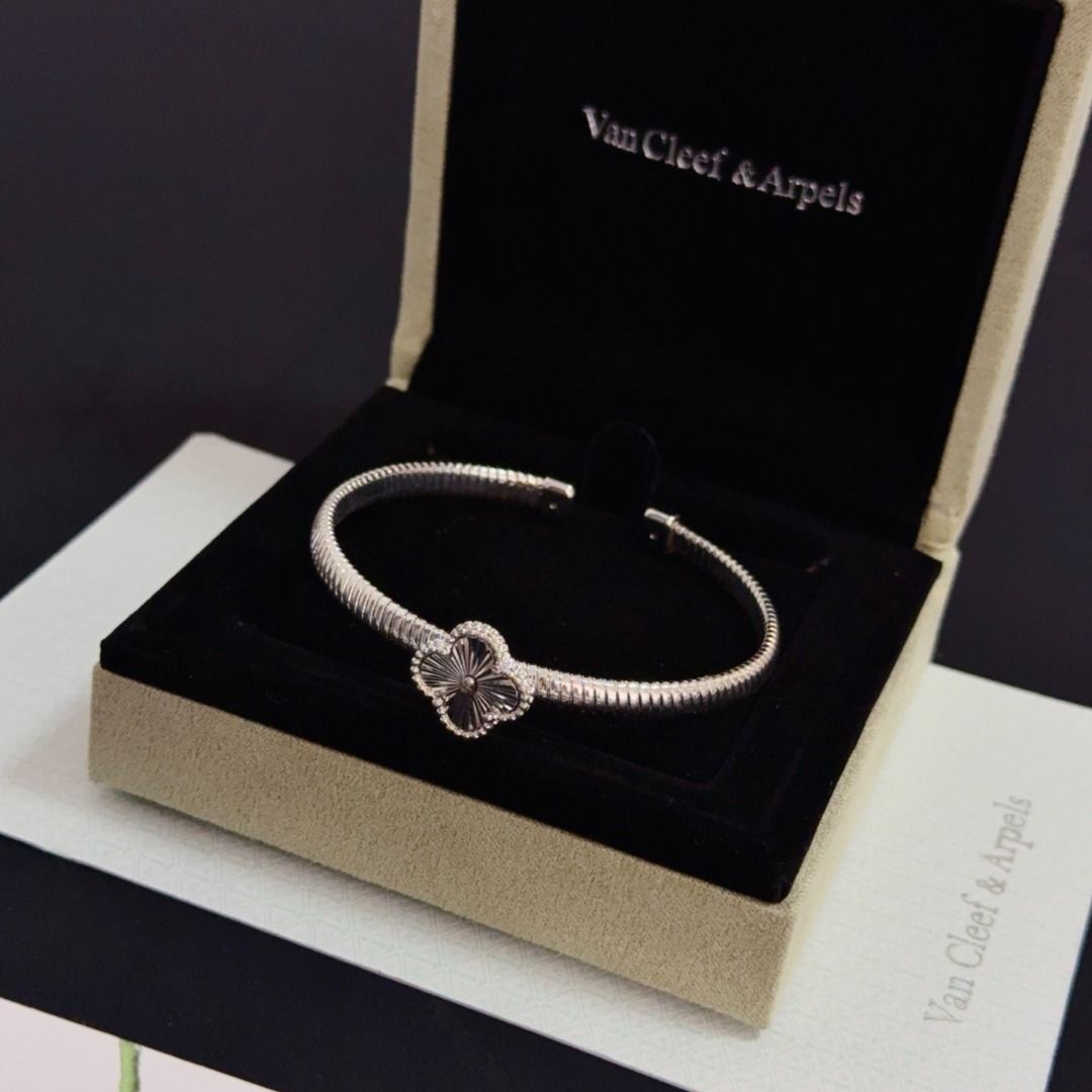 Van Cleef&Arpels Bracelet (Category: Bracelets) located in Pasig City. Submitted by wisefalcon6199 (Listing ID 1417057219, Image 1). Description: .