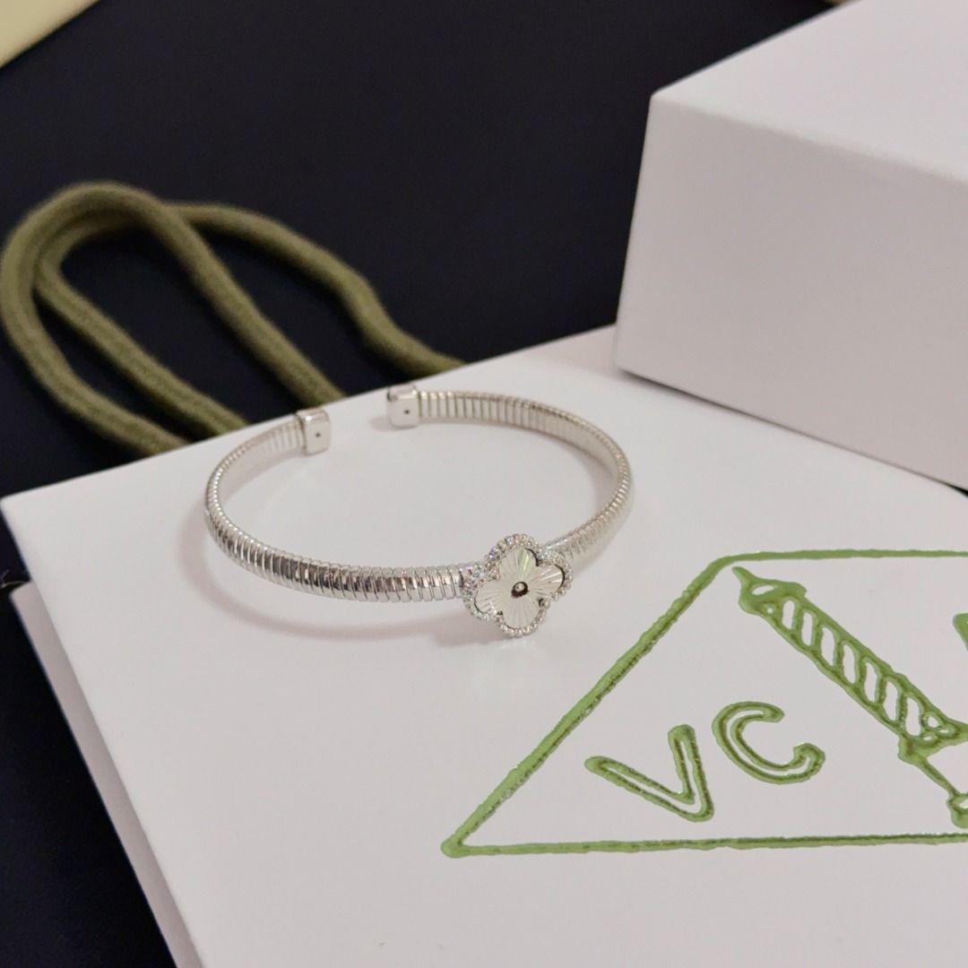 Van Cleef&Arpels Bracelet (Category: Bracelets) located in Pasig City. Submitted by wisefalcon6199 (Listing ID 1417057219, Image 3). Description: .
