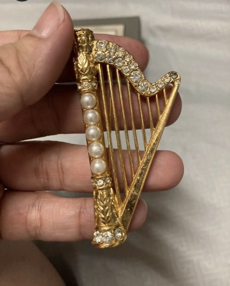 Vintage Avon Harp Brooch (Category: Brooches) located in Plaridel. Submitted by emilia.lily (Listing ID 1417045128, Image 1). Description: This is from Canada. With original box, got it at a vintage shop. No missing stones. Not faded, signed Avon.