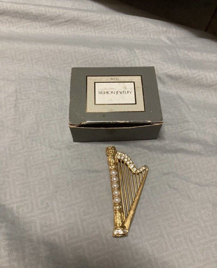 Vintage Avon Harp Brooch (Category: Brooches) located in Plaridel. Submitted by emilia.lily (Listing ID 1417045128, Image 3). Description: This is from Canada. With original box, got it at a vintage shop. No missing stones. Not faded, signed Avon.