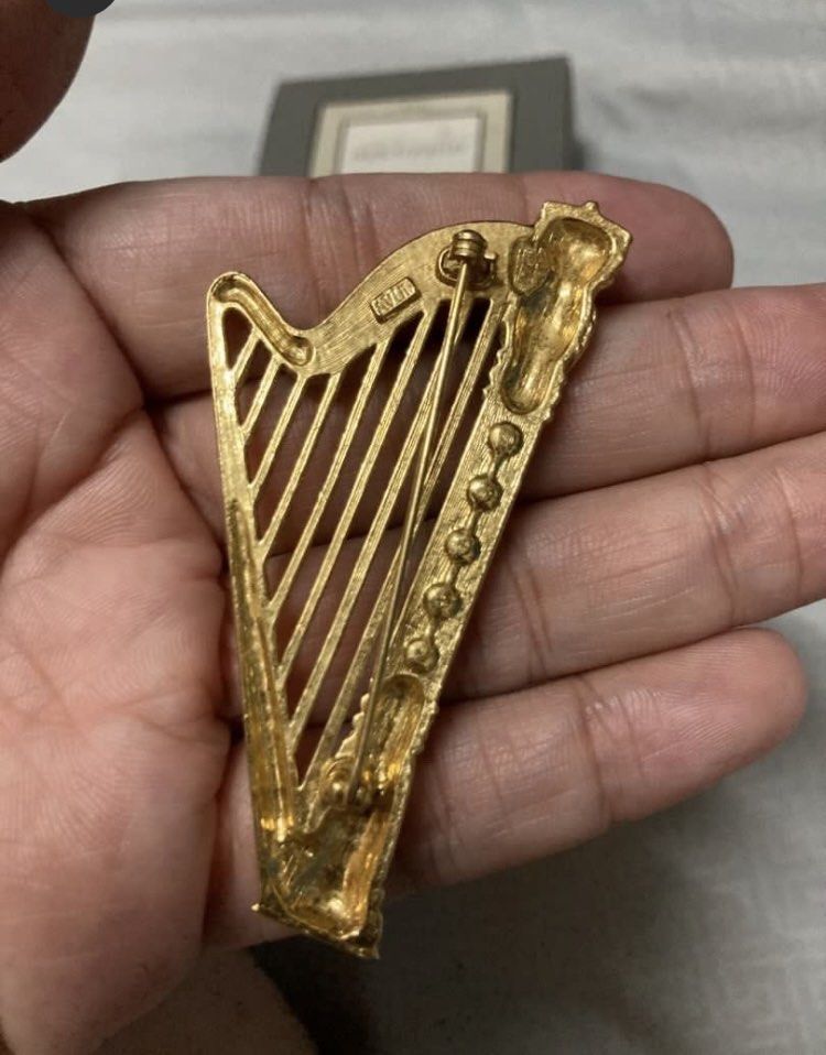 Vintage Avon Harp Brooch (Category: Brooches) located in Plaridel. Submitted by emilia.lily (Listing ID 1417045128, Image 2). Description: This is from Canada. With original box, got it at a vintage shop. No missing stones. Not faded, signed Avon.
