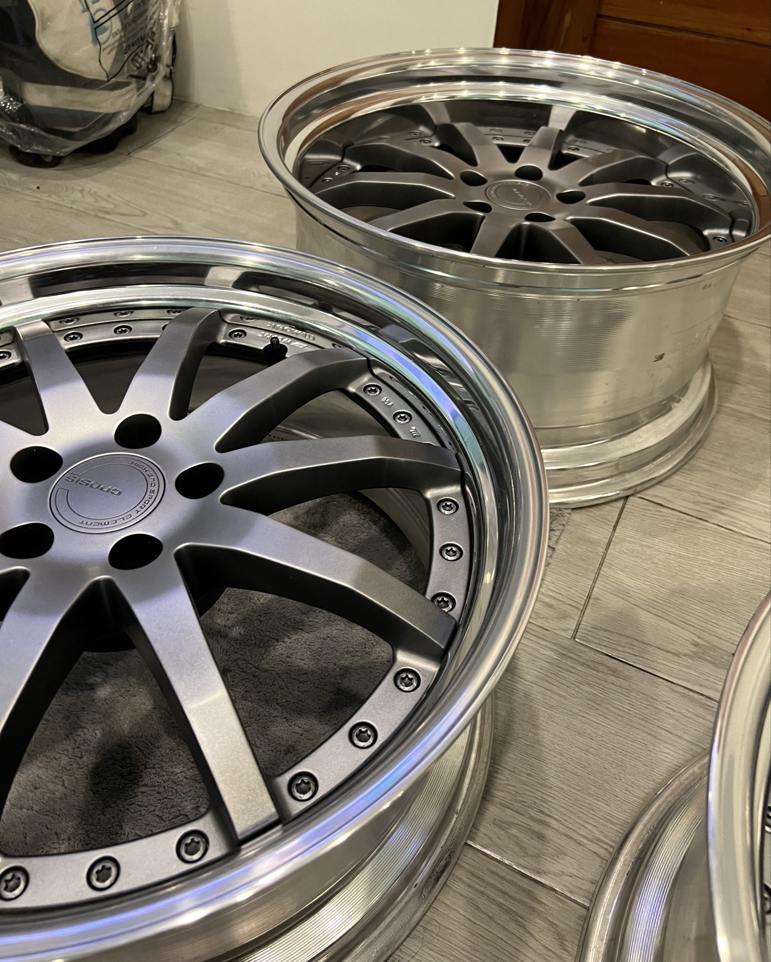 Work gnosis GS1 20 inch original mags (Category: Mags and Tires) located in Manila. Submitted by dos05 (Listing ID 1417169617, Image 2). Description: 20 inch orig work gnosis rims No bengkong curb damage Like new condition No issues 20x9 front 20x10 rear 5x114 pcd Qc area Perfect for sportscars 370z 350z 400z lexus Large suvs etc..
