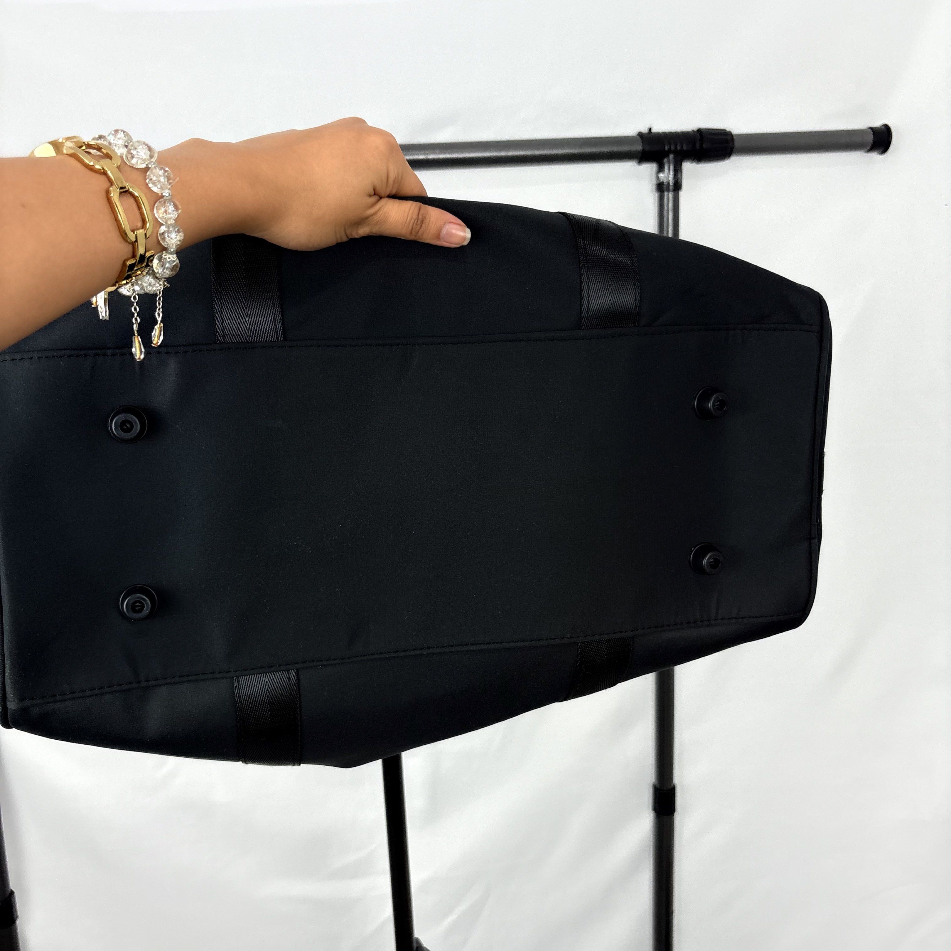 Alo Yoga Duffle Bag (Category: Cross-body Bags) located in Baguio. Submitted by shylowdovica (Listing ID 1417391380, Image 3). Description: as new condition no issues .