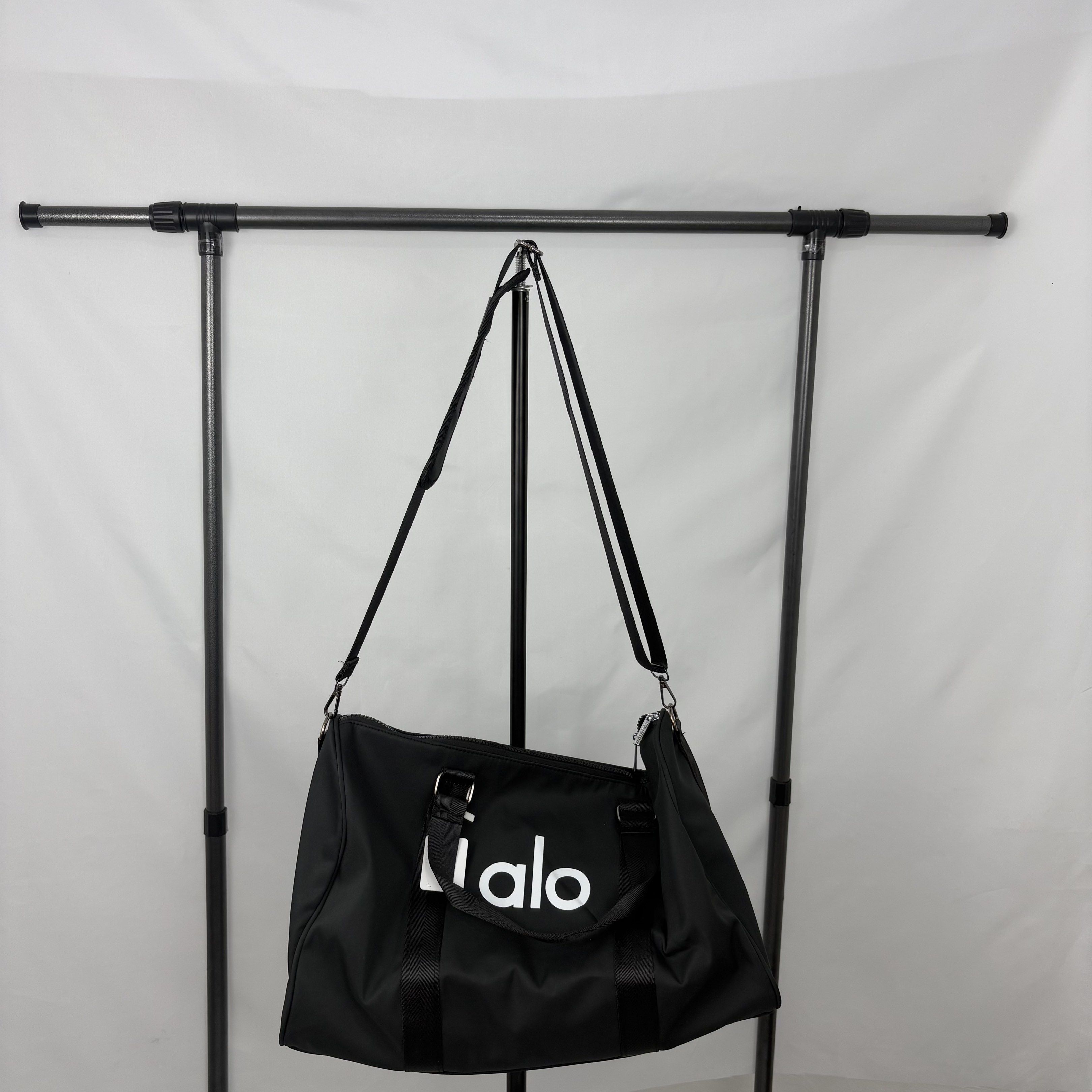 Alo Yoga Duffle Bag (Category: Cross-body Bags) located in Baguio. Submitted by shylowdovica (Listing ID 1417391380, Image 2). Description: as new condition no issues .