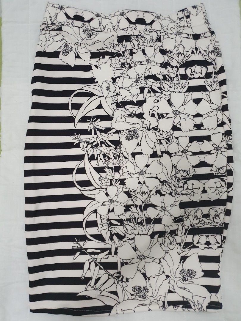 Bandage skirt (Category: Skirts) located in Quezon City. Submitted by ads_bumblebee (Listing ID 1417238365, Image 1). Description: thrift bandage skirt.