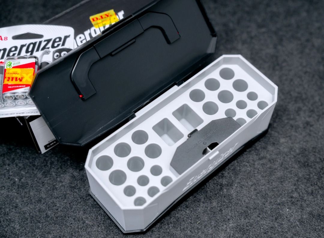 Battery Box (Category: Storage Boxes & Baskets) located in Shah Alam. Submitted by gold_experience (Listing ID 1417389595, Image 2). Description: Kotak bateri Energizer yg boleh menyimpan 6 biji AA, 6 biji AAA, 2 biji bateri 4 segi dan 4 bateri nipis... Saya ada dua... satu pakai dan satu nak jual... Terima kasih Carousell.