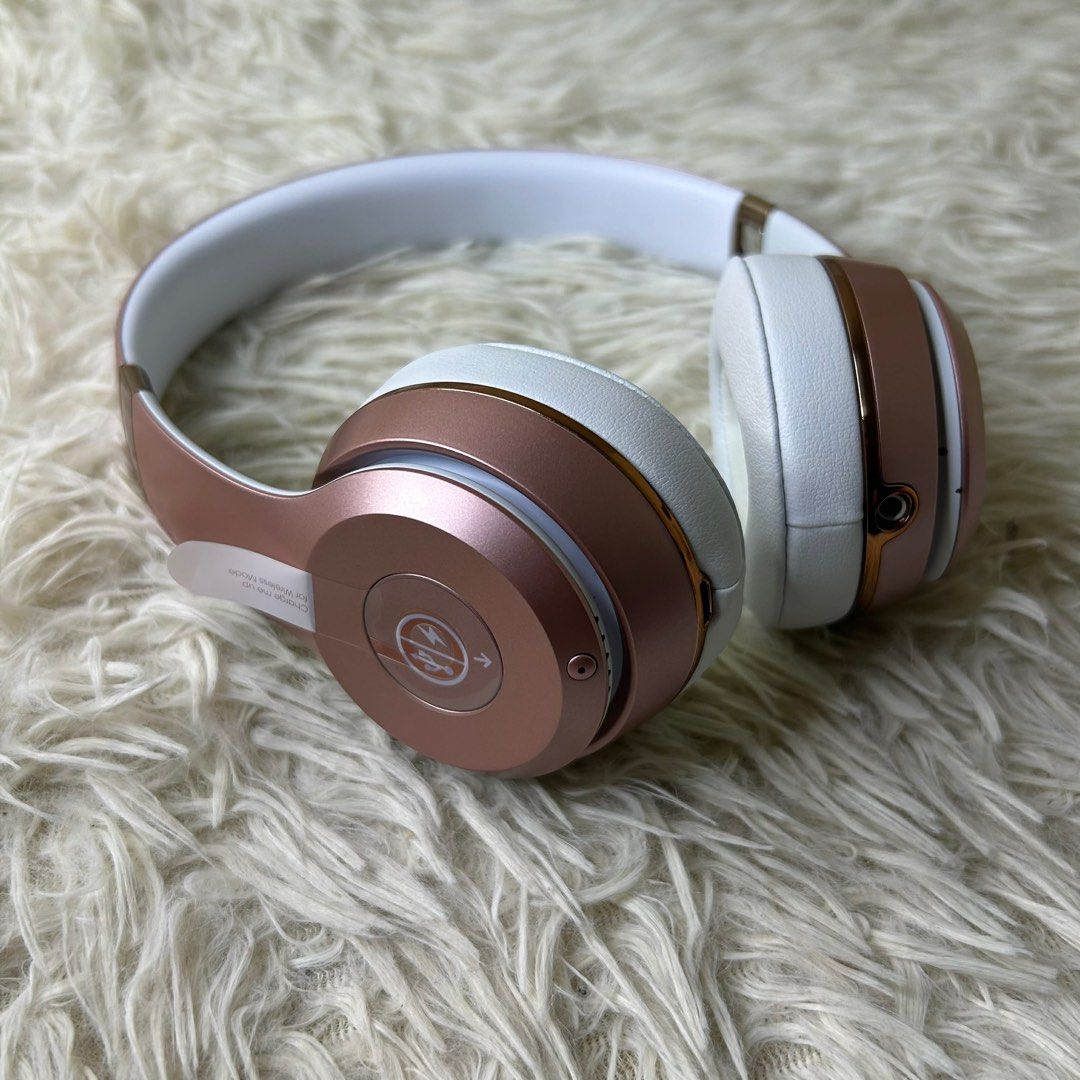 Beats Solo 3 (Category: Headphones & Headsets) located in Manila. Submitted by sainz1655 (Listing ID 1417263001, Image 2). Description: Beats Solo 3 No issue Brand New Sealed Available Color: Black, Rose Gold, Red 📍Don Antonio, Quezon City Available Meetup around QC Delivery Nationwide .