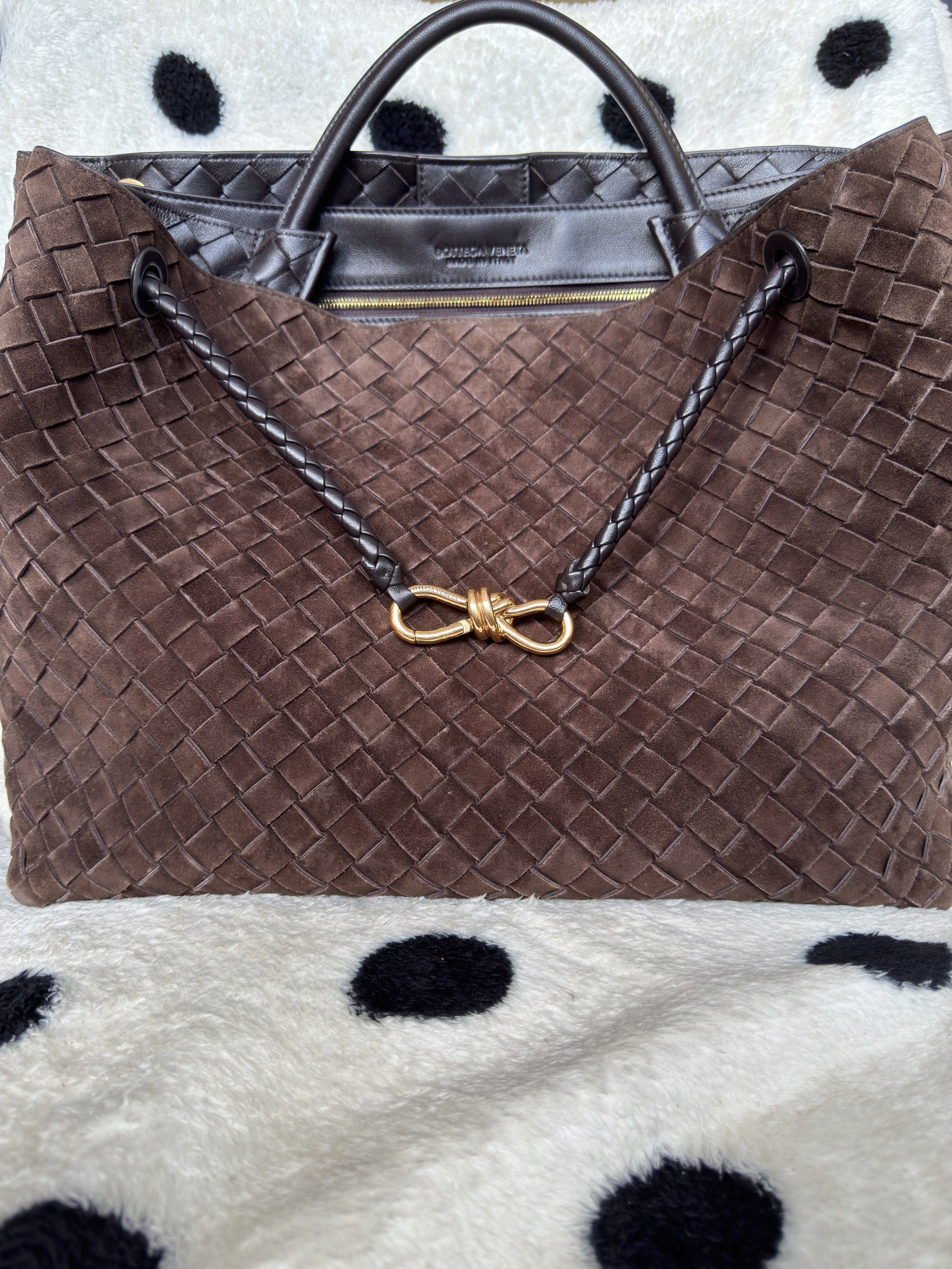Bottega Andiamo Large (Category: Luxury Bags & Wallets) located in Tagaytay City. Submitted by verycutesy8 (Listing ID 1357262947, Image 2). Description: Flash sale today only! Bottega Veneta’s suede ‘Andiamo’ tote has a retro shape that’s perfectly sized to hold a few everyday essentials, like your phone, wallet and a book, and a laptop on the morning commute. Can be shoulder bag and a crossbody bag depending on your height. Comes with dustbag o