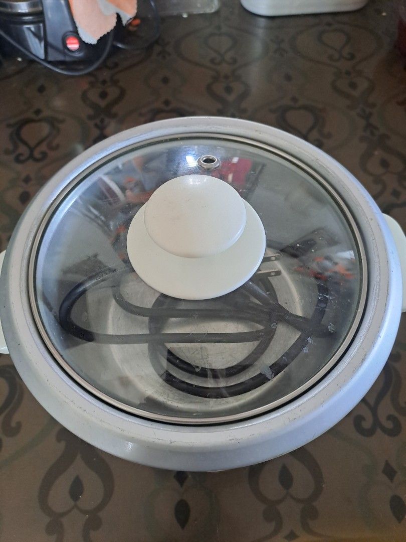 Kitchenware bundle (Category: Other Kitchenware & Tableware) located in Manila. Submitted by maggie54145 (Listing ID 1417260172, Image 2). Description: 4pcs for only 900php Used but all working good -3D Coffee maker -Hanabishi Rice cooker 6cups -French press coffee and tea maker -Cast iron tea pot w/ strainer.