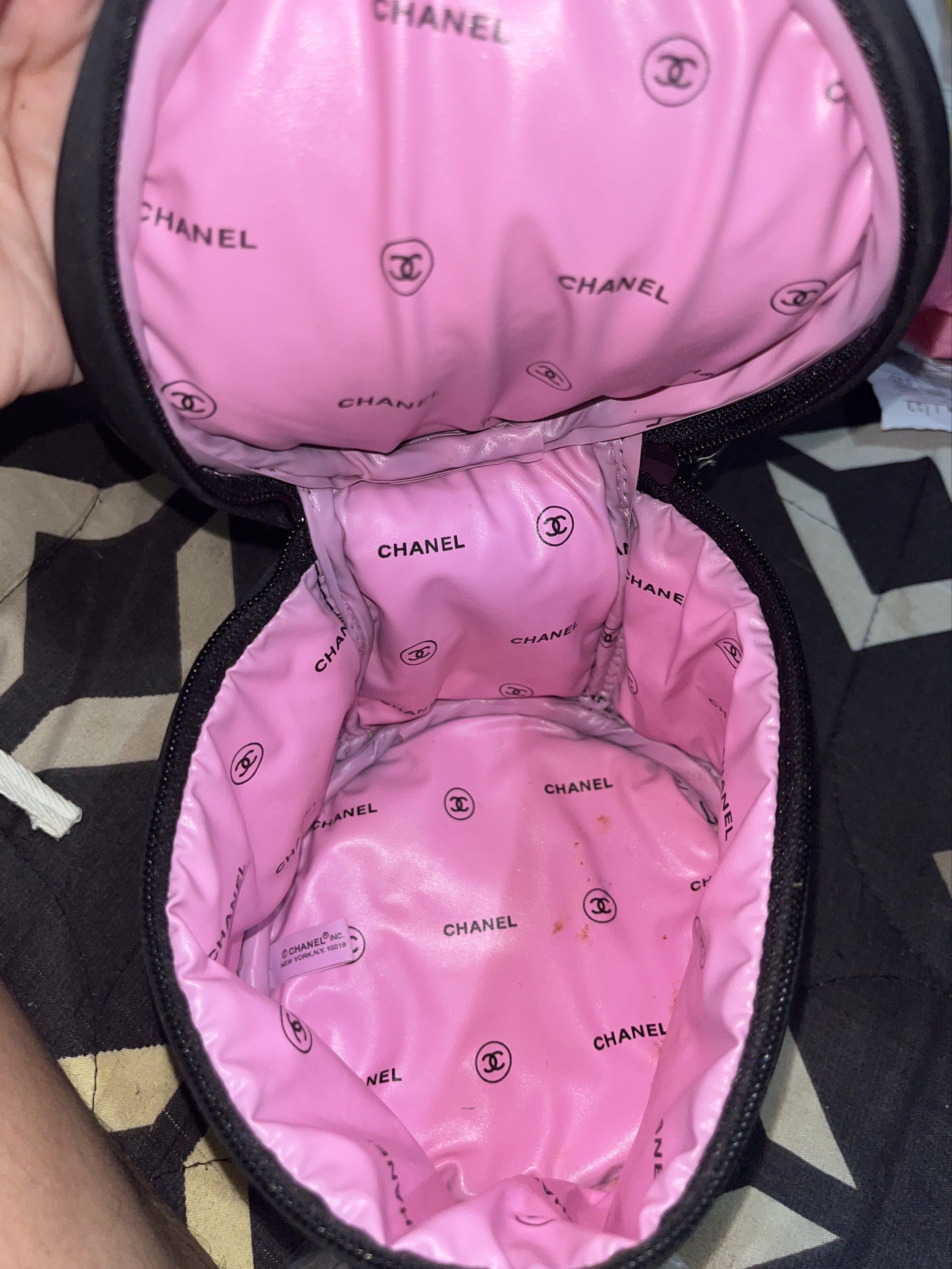 Chanel Chance Cosmetic Bag (Category: Luxury Bags & Wallets) located in Urdaneta. Submitted by _saphiera (Listing ID 1417353699, Image 2). Description: Goods na lagayan ng make ups!! .