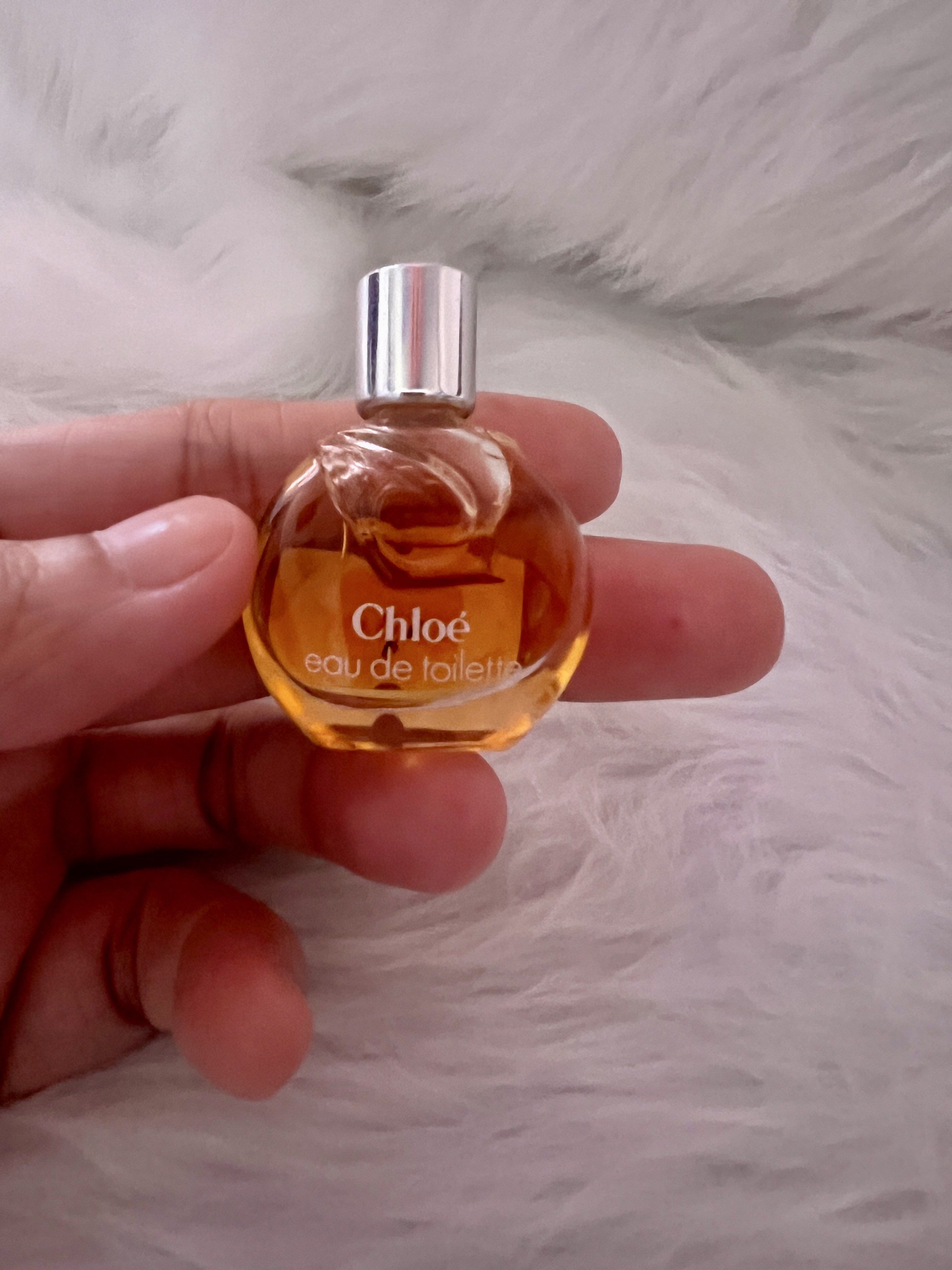 Chloé Eau de Toilette Miniature (Category: Fragrance & Deodorants) located in Cavite. Submitted by ymer09 (Listing ID 1417257672, Image 3). Description: - Authentic Miniature Chloé Eau de Toilette - Features a round, clear glass bottle - Elegant silver cap - Amber-colored perfume - Bottle includes Chloé logo and 'eau de toilette' - Ideal for collectors or travel 📌Japan Source miniature best for travel 💵Payment first + sf 🛵JNT or Lalamove 📍 Ta
