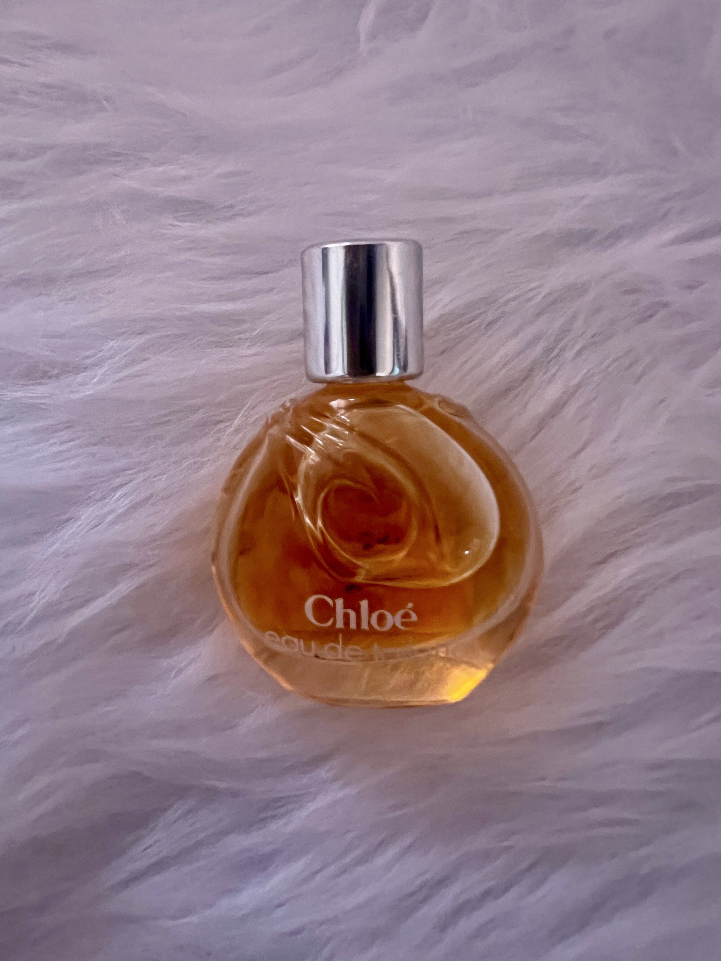 Chloé Eau de Toilette Miniature (Category: Fragrance & Deodorants) located in Cavite. Submitted by ymer09 (Listing ID 1417257672, Image 2). Description: - Authentic Miniature Chloé Eau de Toilette - Features a round, clear glass bottle - Elegant silver cap - Amber-colored perfume - Bottle includes Chloé logo and 'eau de toilette' - Ideal for collectors or travel 📌Japan Source miniature best for travel 💵Payment first + sf 🛵JNT or Lalamove 📍 Ta