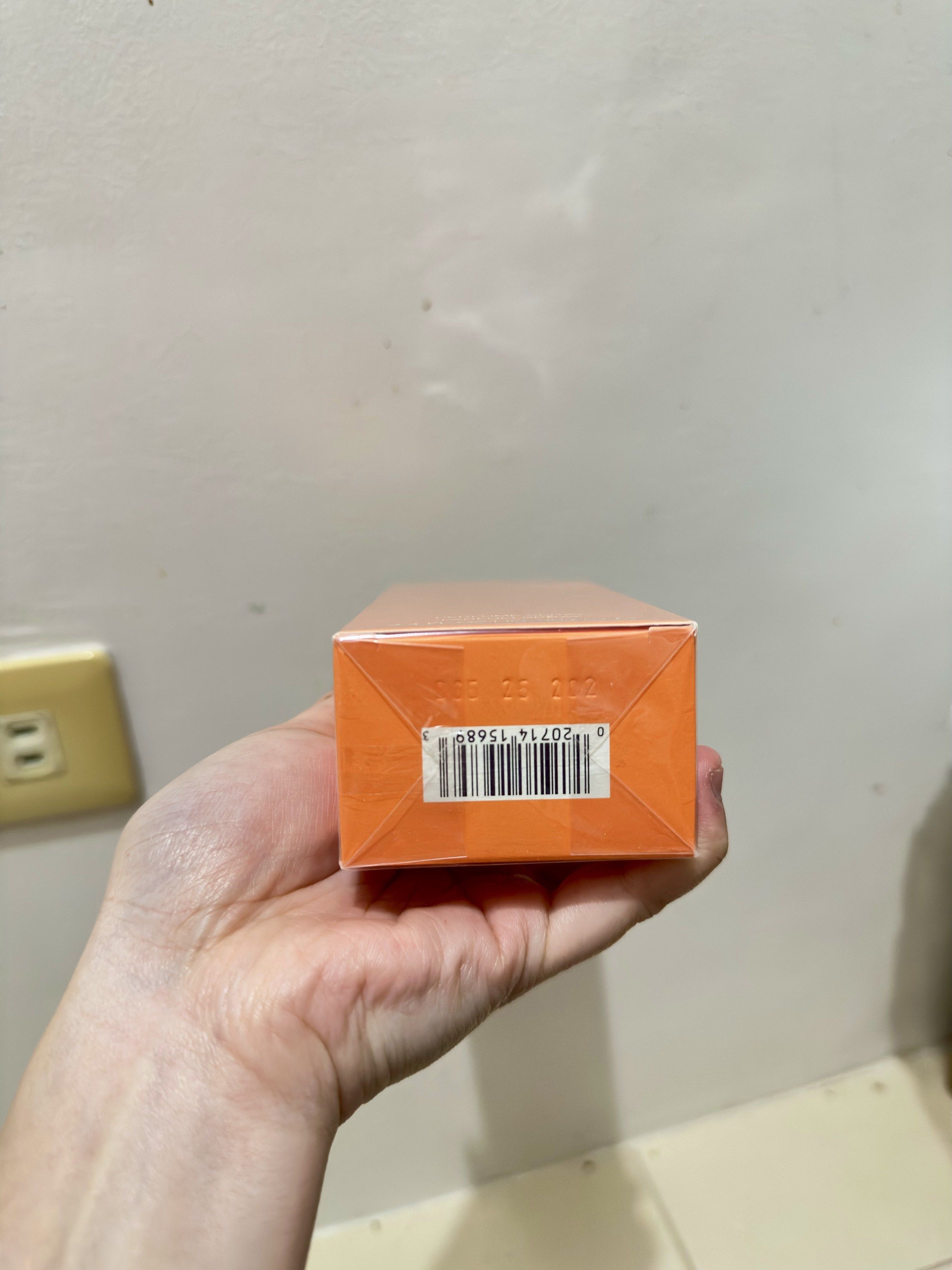 Clinique Happy Perfume Spray 100ml (Category: Fragrance & Deodorants) located in General Mariano Alvarez. Submitted by donnabeys (Listing ID 1417247668, Image 3). Description: - Clinique Happy perfume spray - Size: 3.4 fl. oz. / 100 ml - Scent: Citrus and floral - Box color: Orange - Authentic perfume from uae 🇦🇪 .