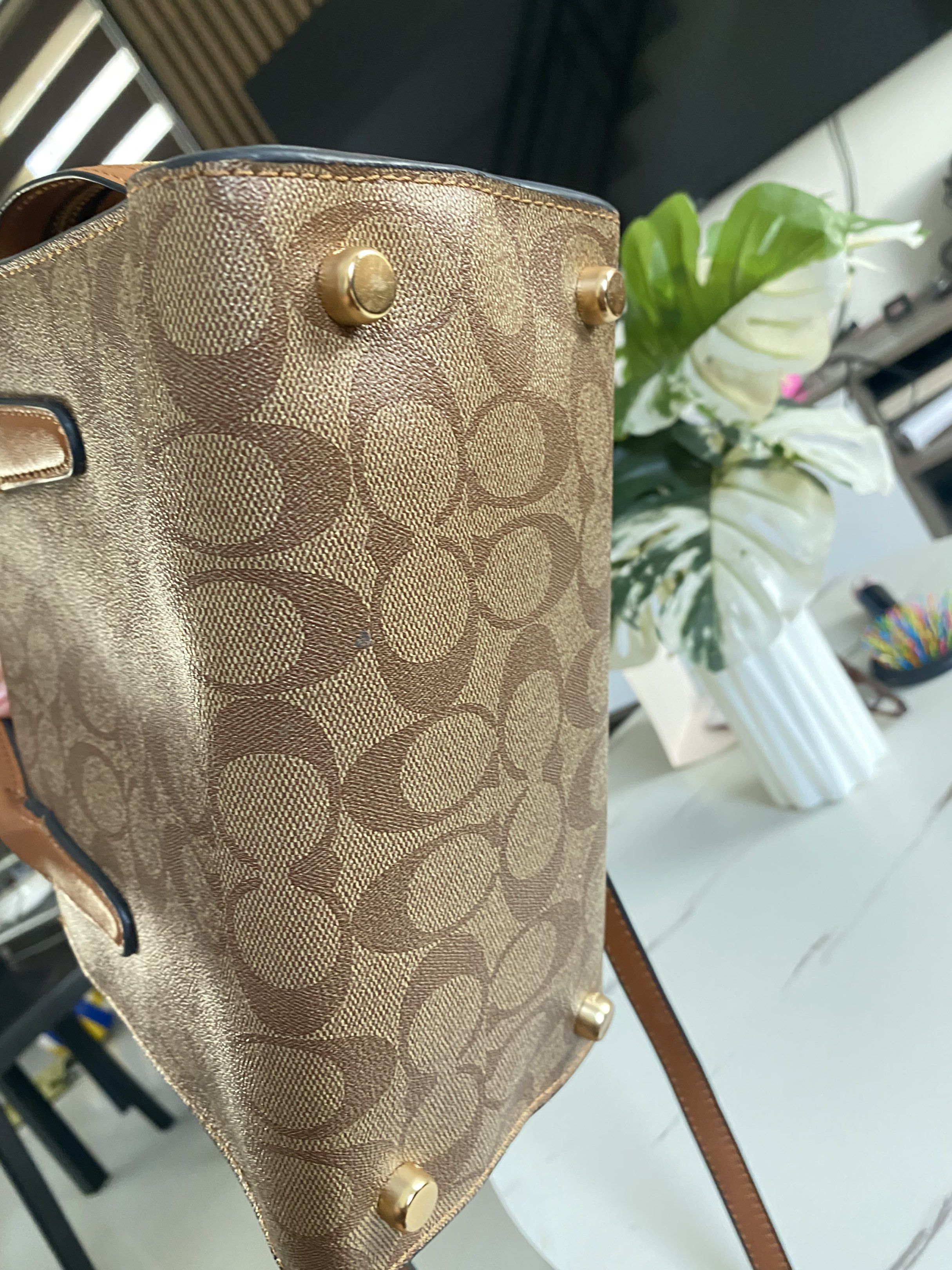 Coach bag (Category: Luxury Bags & Wallets) located in Quezon City. Submitted by simplymhay76 (Listing ID 1417246654, Image 2). Description: For Sale In very good condion see attached pictures Very clean inside and out With sling Briwn color Super nice.