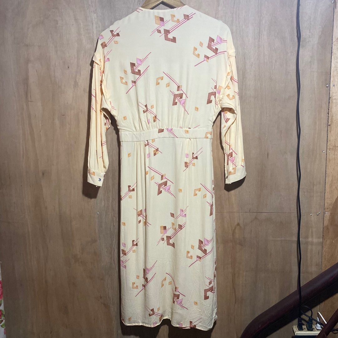 Coach Crepe Draped Midi Dress (Category: Dresses) located in Manila. Submitted by drp4drp (Listing ID 1417370493, Image 2). Description: Length: 42 Armpit: 17 waist: 14 Hang tag nalang kulang Slight nego pa sa sure buyer - Coach crepe midi dress - Yellow with geometric print - Size 0 - V-neckline - Long sleeves - Button closure - Fitted waist - Midi length - Made in China.