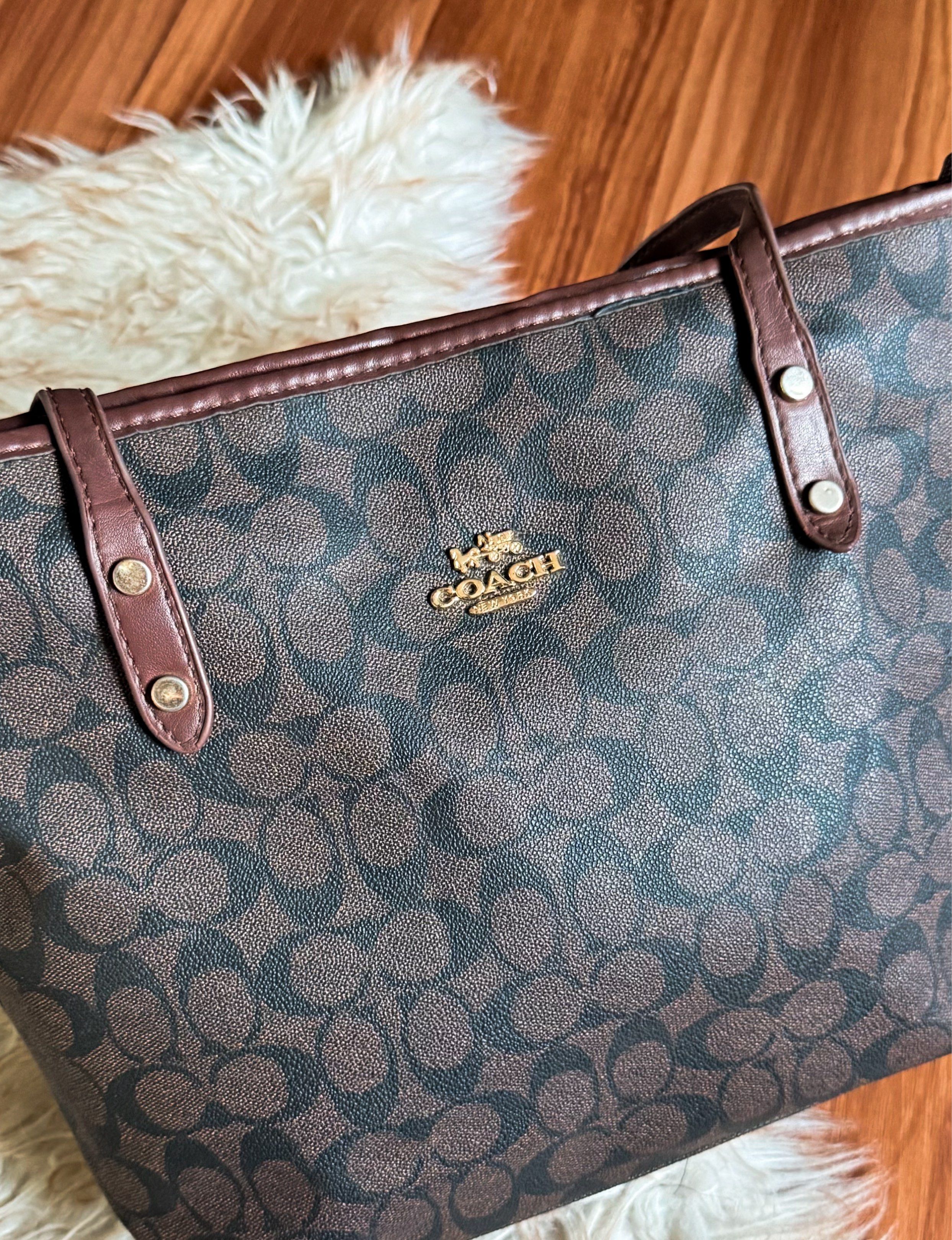 Coach Tote Bag (Category: Luxury Bags & Wallets) located in Tagum. Submitted by chipsdeclutters (Listing ID 1417271403, Image 2). Description: .