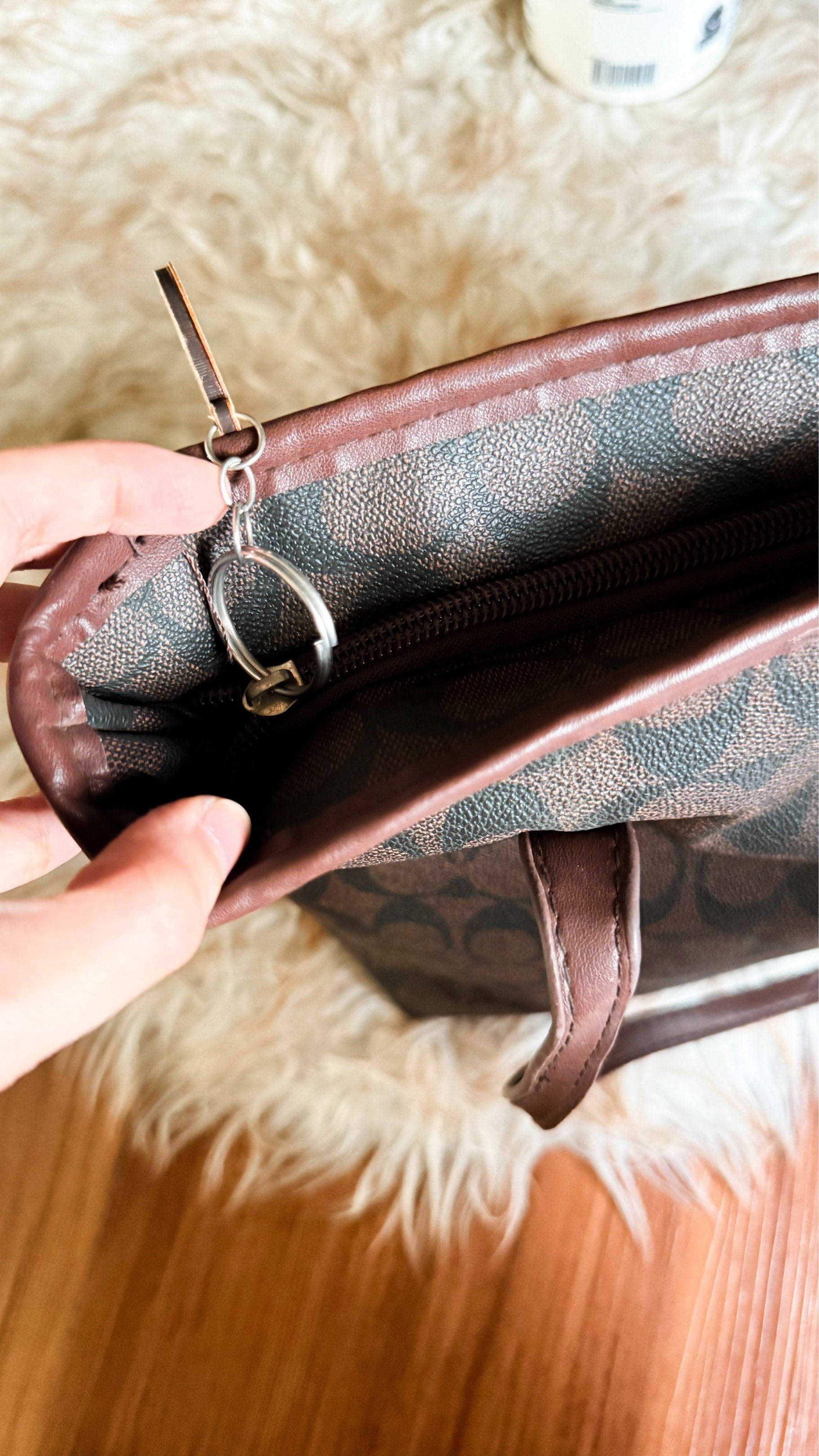 Coach Tote Bag (Category: Luxury Bags & Wallets) located in Tagum. Submitted by chipsdeclutters (Listing ID 1417271403, Image 3). Description: .