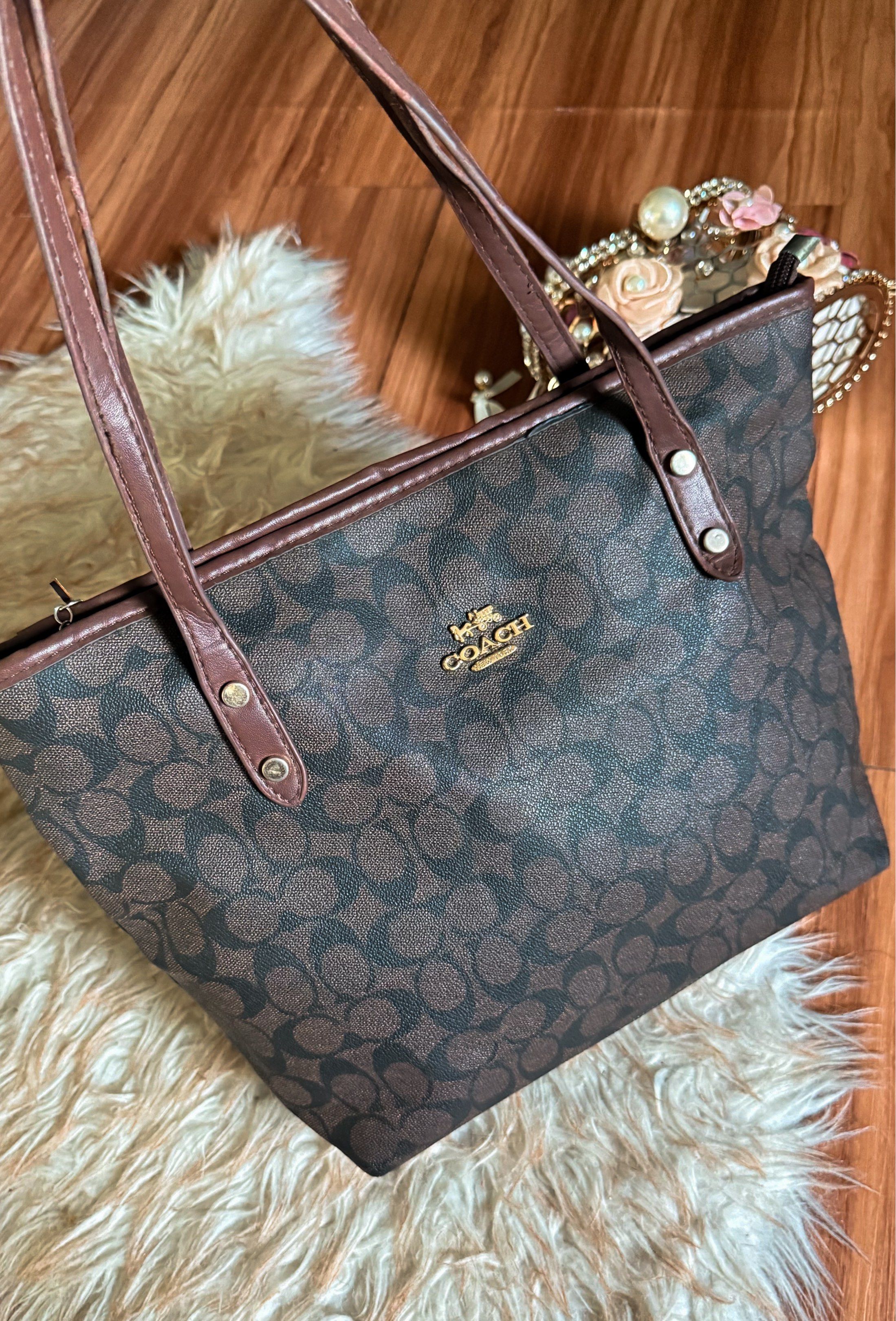 Coach Tote Bag (Category: Luxury Bags & Wallets) located in Tagum. Submitted by chipsdeclutters (Listing ID 1417271403, Image 1). Description: .