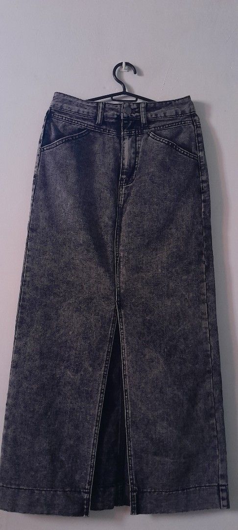 Denim Skirt (Category: Skirts) located in Orion. Submitted by 7043llau (Listing ID 1417282796, Image 1). Description: 🎀Acid wash denim skirt ♡Front slit ♡Includes pockets ♡Button and zipper closure ♡Perfect for casual wear ♡ 25-26 waistline ♡Lenght 39-40 USED ONCE Buyer will shoulder the sf Will ship via JnT.