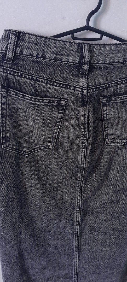 Denim Skirt (Category: Skirts) located in Orion. Submitted by 7043llau (Listing ID 1417282796, Image 2). Description: 🎀Acid wash denim skirt ♡Front slit ♡Includes pockets ♡Button and zipper closure ♡Perfect for casual wear ♡ 25-26 waistline ♡Lenght 39-40 USED ONCE Buyer will shoulder the sf Will ship via JnT.