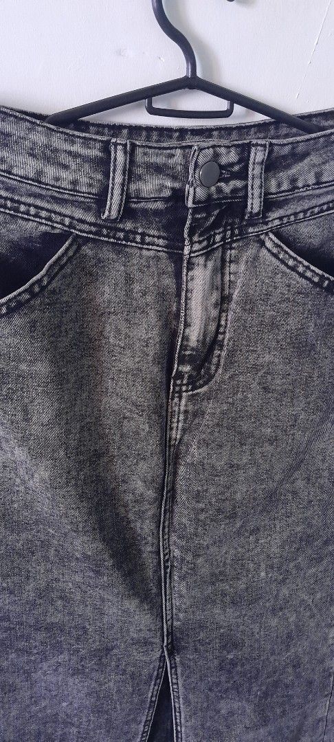 Denim Skirt (Category: Skirts) located in Orion. Submitted by 7043llau (Listing ID 1417282796, Image 3). Description: 🎀Acid wash denim skirt ♡Front slit ♡Includes pockets ♡Button and zipper closure ♡Perfect for casual wear ♡ 25-26 waistline ♡Lenght 39-40 USED ONCE Buyer will shoulder the sf Will ship via JnT.