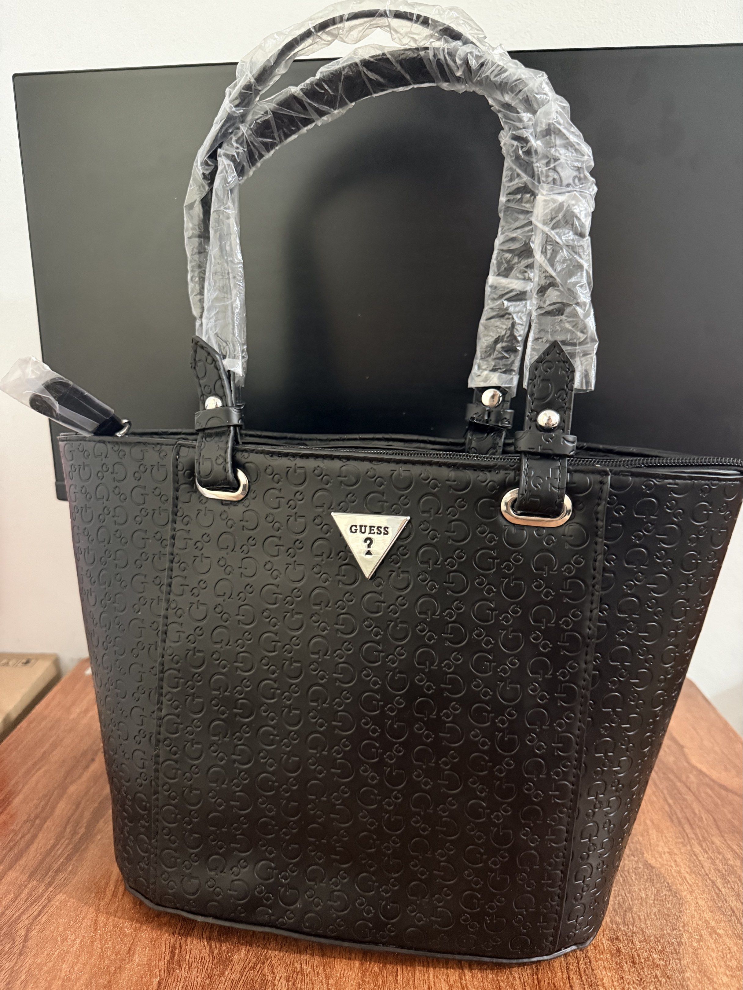 Guess Tote Bag (Category: Tote Bags) located in Quezon City. Submitted by decluttermarla (Listing ID 1417399884, Image 1). Description: Last price at 1300, originally posted 2500.