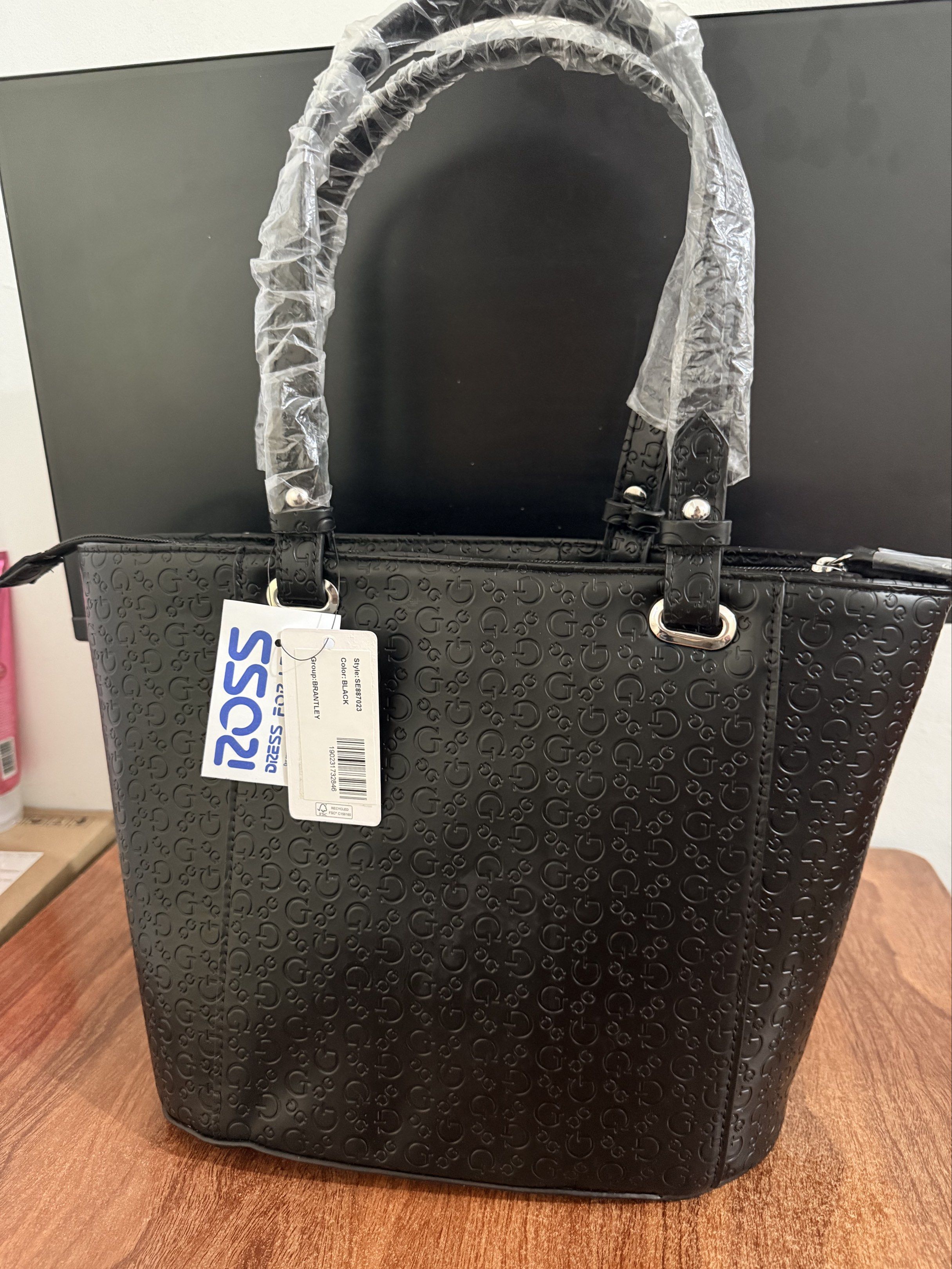Guess Tote Bag (Category: Tote Bags) located in Quezon City. Submitted by decluttermarla (Listing ID 1417399884, Image 3). Description: Last price at 1300, originally posted 2500.