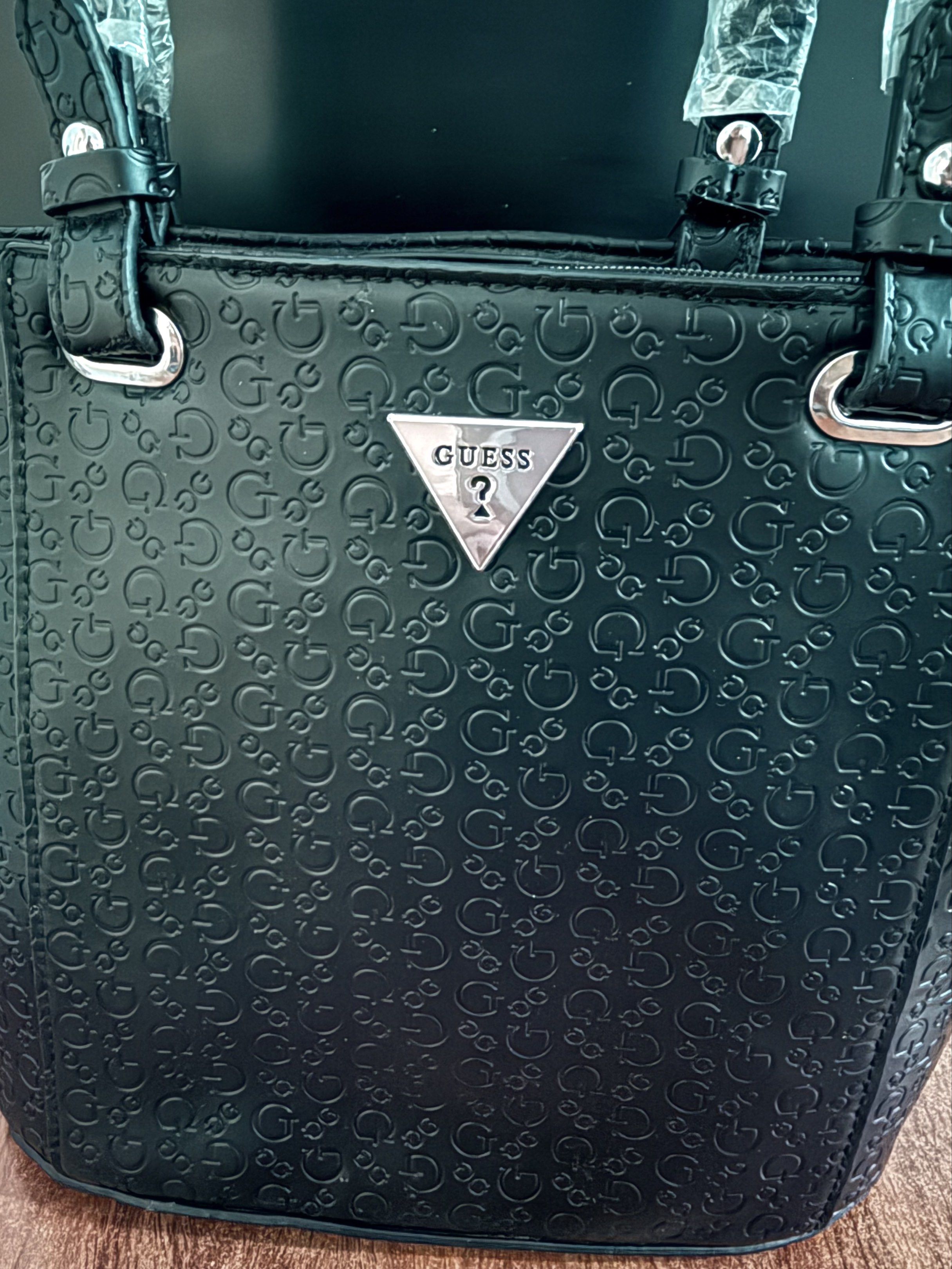 Guess Tote Bag (Category: Tote Bags) located in Quezon City. Submitted by decluttermarla (Listing ID 1417399884, Image 2). Description: Last price at 1300, originally posted 2500.