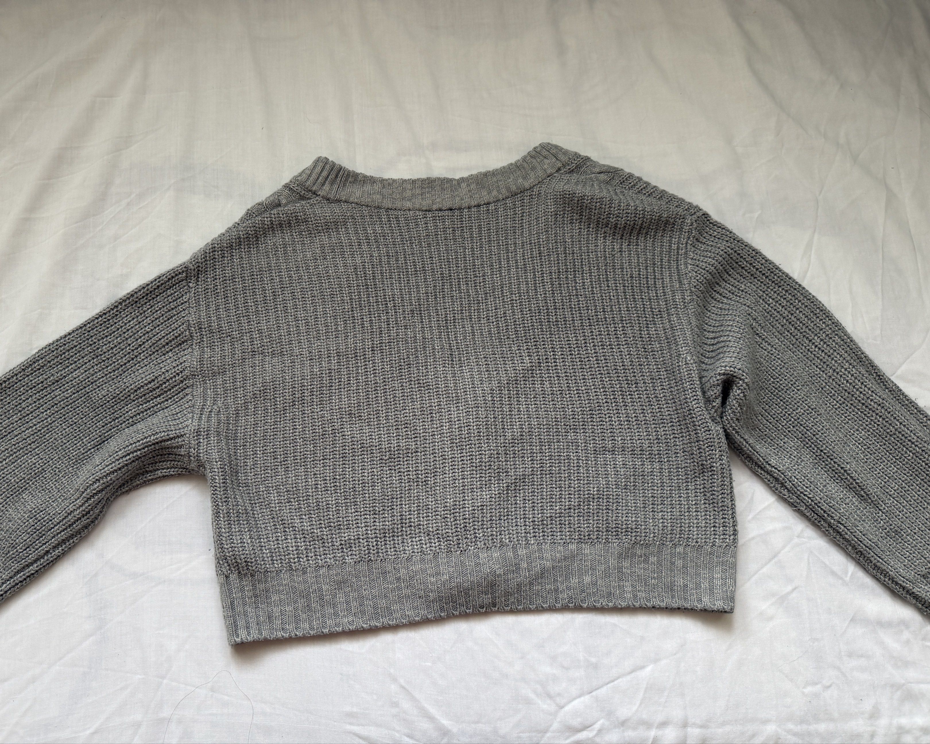 H&M Divided Gray Knit Cardigan (Category: Coats, Jackets and Outerwear) located in Cavite. Submitted by grazielaa (Listing ID 1417289146, Image 3). Description: - H&M Divided gray knit cardigan - Size: M - Features a V-neck - Button closure - Cable knit detailing on sleeves - Long sleeves - Cropped length - Ribbed knit material RFS: decluttering MOP: Gcash & BDO Don’t hesitate to message me if you have any questions .
