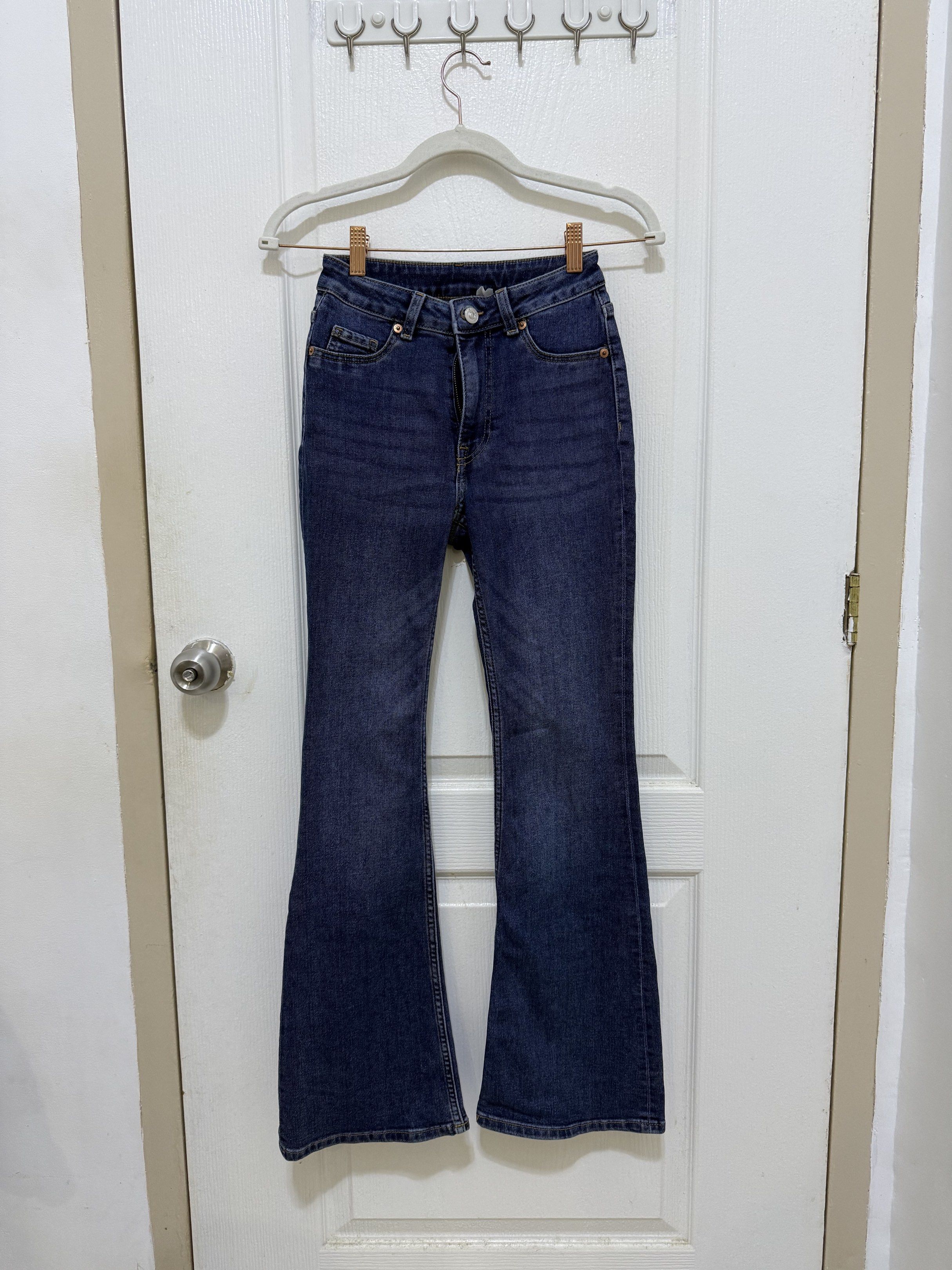 H&M Highwaist Flared Jeans (Category: Jeans) located in Bacoor. Submitted by c8declutters (Listing ID 1417376524, Image 1). Description: H&M Highwaist Flared Jeans Used 2x only Got it for retail ₱1,500 Rfs: Doesnt fit me anymore.