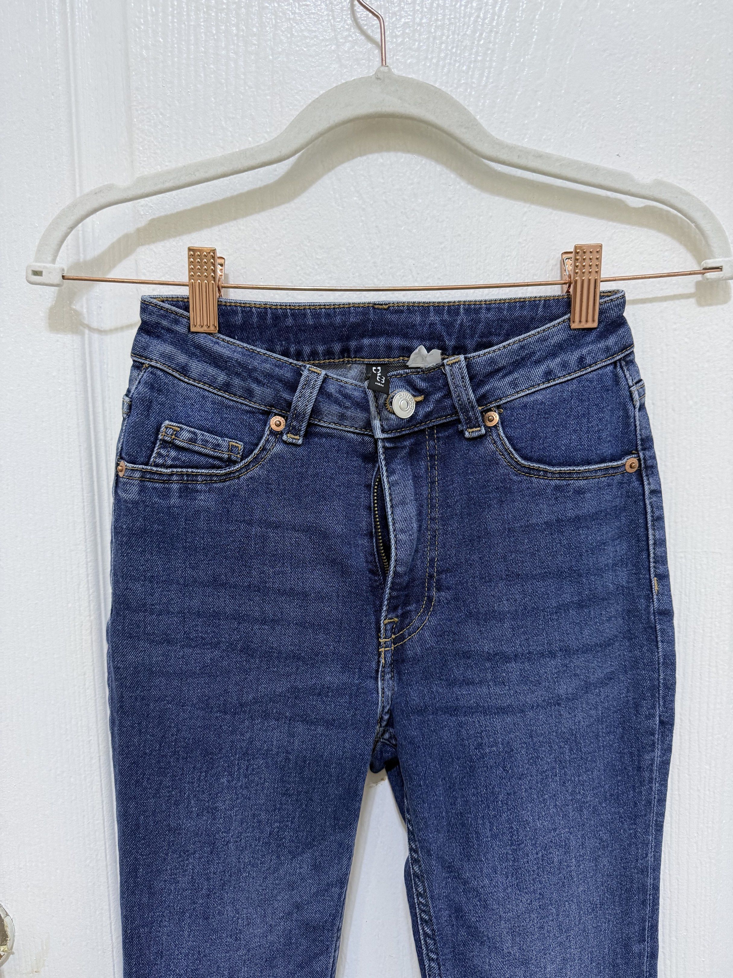 H&M Highwaist Flared Jeans (Category: Jeans) located in Bacoor. Submitted by c8declutters (Listing ID 1417376524, Image 3). Description: H&M Highwaist Flared Jeans Used 2x only Got it for retail ₱1,500 Rfs: Doesnt fit me anymore.
