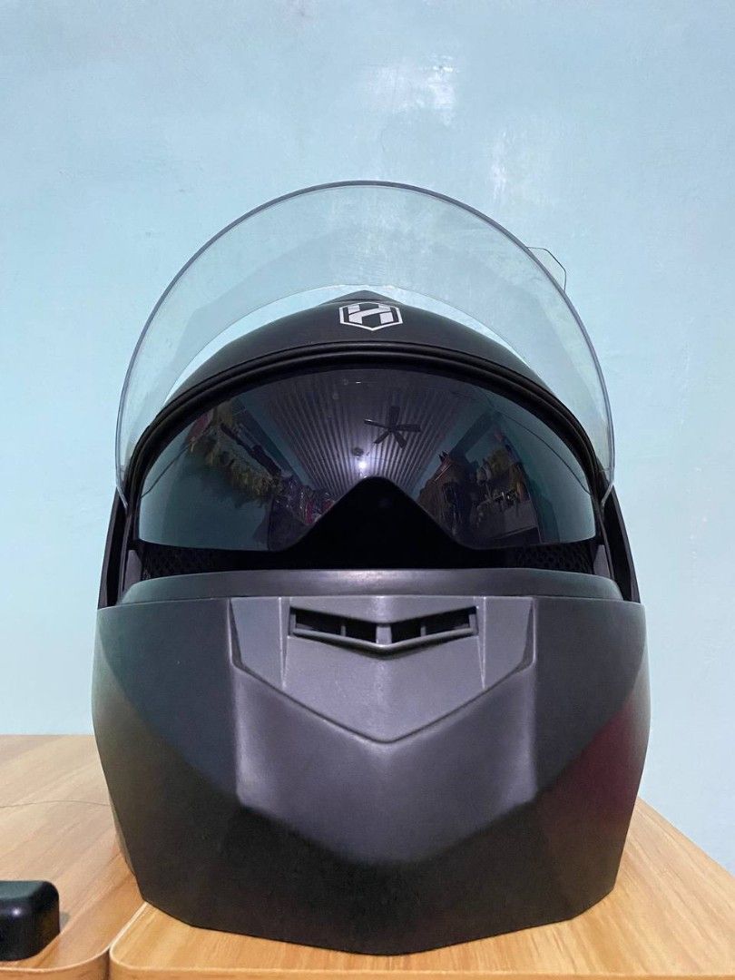 HNJ 920 full face modular dual visor helmet motorcycle helmet (Category: Helmets and other Riding Gears) located in Las Pinas. Submitted by leleqt_ (Listing ID 1417344310, Image 1). Description: - HNJ modular motorcycle helmet - Color: Matte black - Clear visor included - Retractable sun visor - Size: M=55-59cm - Condition: slightly used. - RFS : Got my new. Mode of payment: Gcash Delivery option: Same day - Lalamove. Meet up (SAT SUN ONLY) - 📍S