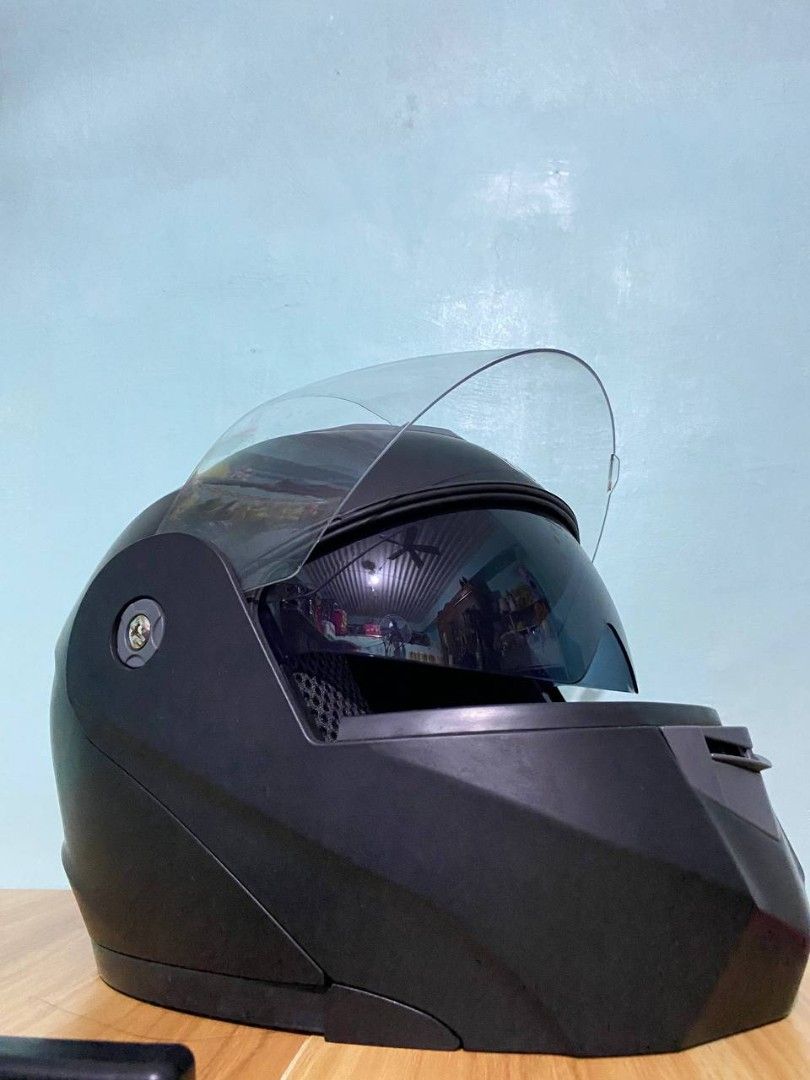 HNJ 920 full face modular dual visor helmet motorcycle helmet (Category: Helmets and other Riding Gears) located in Las Pinas. Submitted by leleqt_ (Listing ID 1417344310, Image 3). Description: - HNJ modular motorcycle helmet - Color: Matte black - Clear visor included - Retractable sun visor - Size: M=55-59cm - Condition: slightly used. - RFS : Got my new. Mode of payment: Gcash Delivery option: Same day - Lalamove. Meet up (SAT SUN ONLY) - 📍S