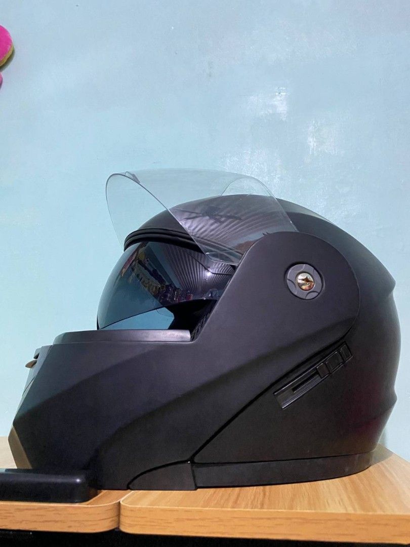 HNJ 920 full face modular dual visor helmet motorcycle helmet (Category: Helmets and other Riding Gears) located in Las Pinas. Submitted by leleqt_ (Listing ID 1417344310, Image 2). Description: - HNJ modular motorcycle helmet - Color: Matte black - Clear visor included - Retractable sun visor - Size: M=55-59cm - Condition: slightly used. - RFS : Got my new. Mode of payment: Gcash Delivery option: Same day - Lalamove. Meet up (SAT SUN ONLY) - 📍S