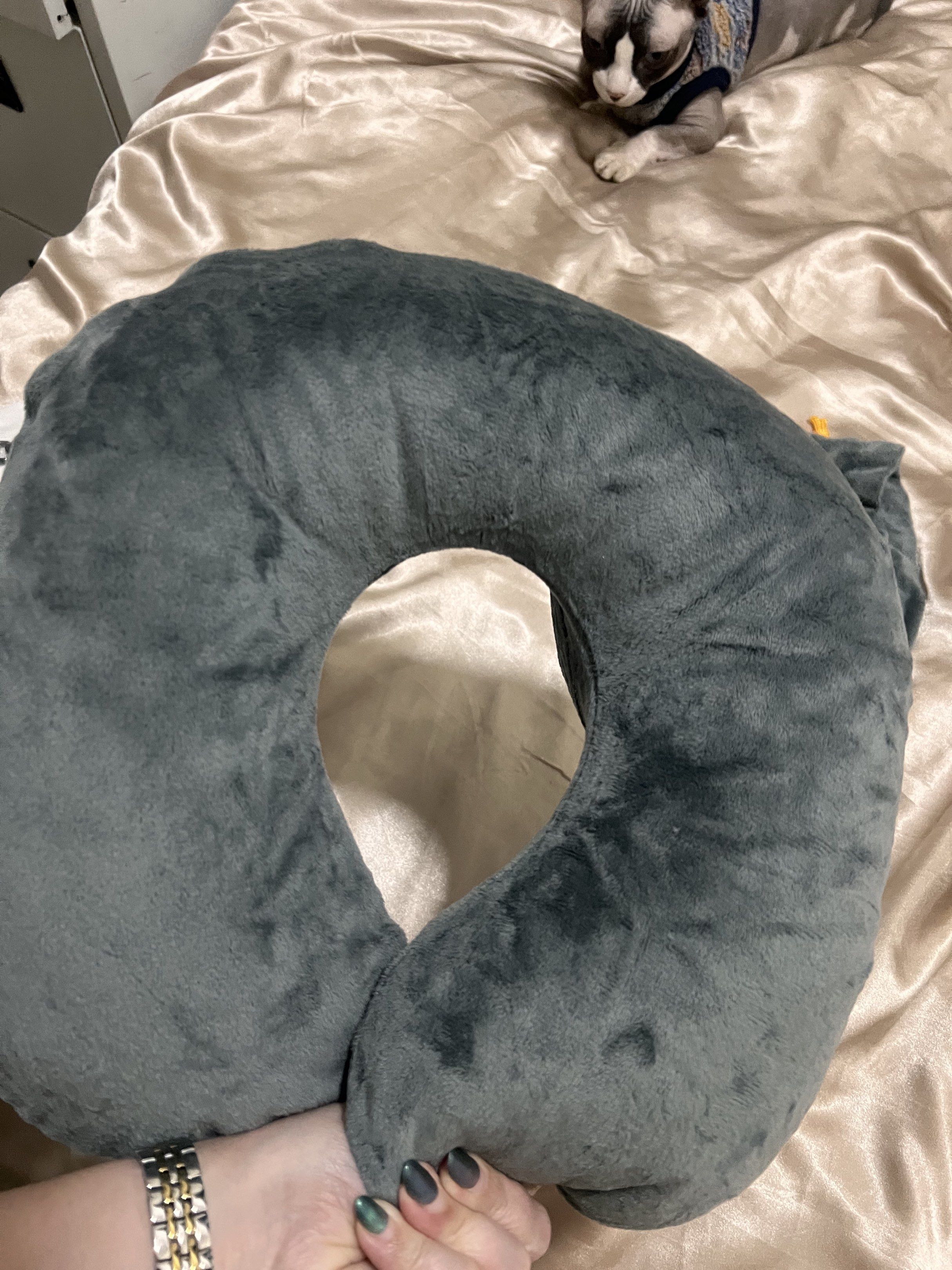 Inflatable Travel Pillow with Pouch (Category: Travel Essentials & Accessories) located in Mandaluyong City. Submitted by mnlmeetup (Listing ID 1417335339, Image 2). Description: - Inflatable travel pillow for long trips. - Includes a matching pouch for easy storage and portability. - Soft, gray, plush material. - Ergonomic design for neck and head support. - Integrated inflation and deflation valve..