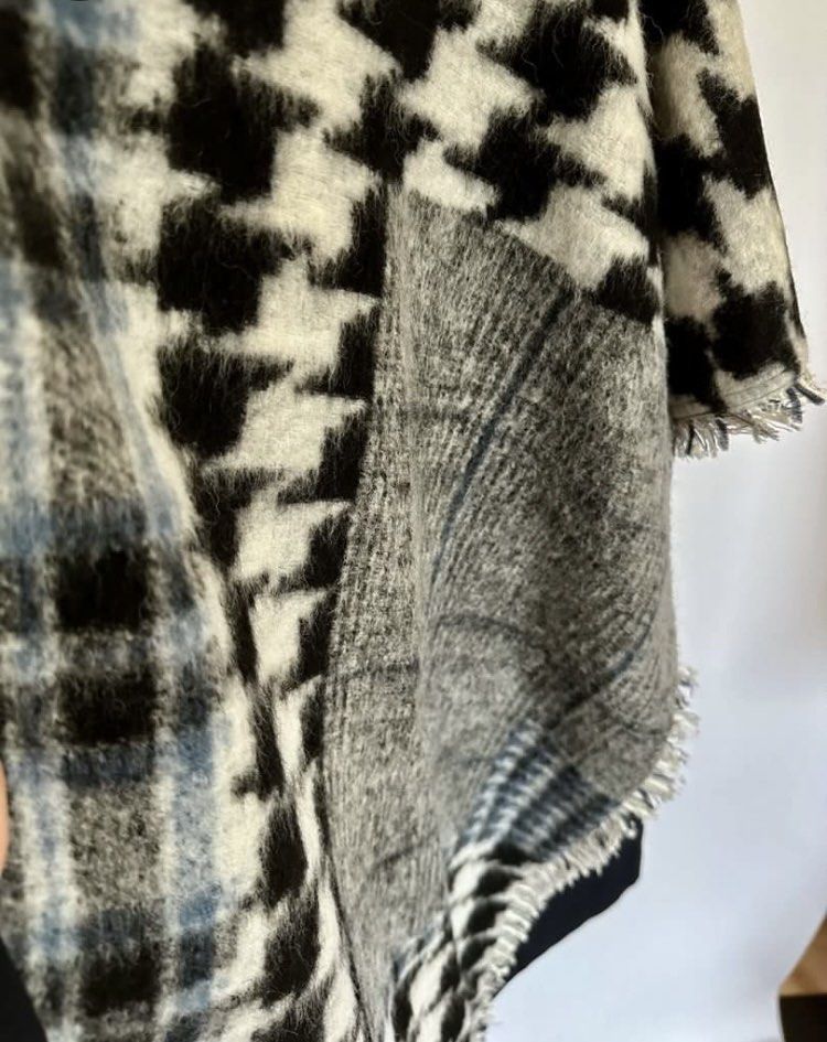 Initial Patchwork Skirt （分類：裙）位於 Hong Kong。 由 estherstar1 提交（商品編號 1417306121，圖片 3）。簡介： Initial skirt features a unique patchwork design with houndstooth and plaid patterns.。