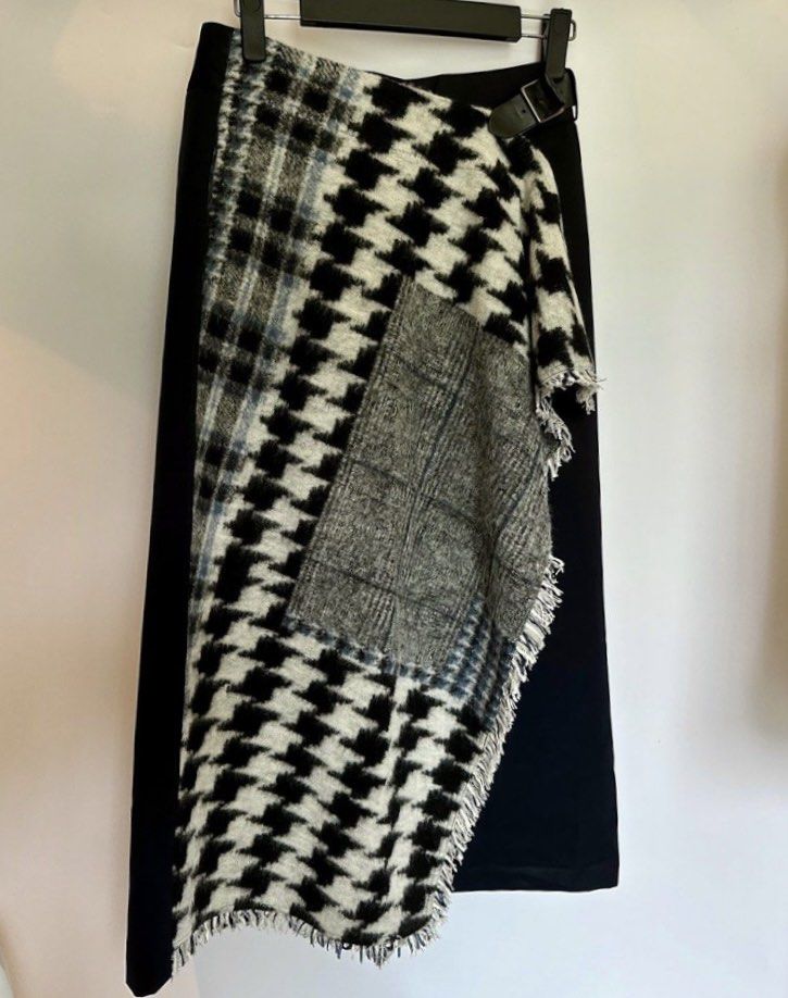 Initial Patchwork Skirt （分類：裙）位於 Hong Kong。 由 estherstar1 提交（商品編號 1417306121，圖片 1）。簡介： Initial skirt features a unique patchwork design with houndstooth and plaid patterns.。