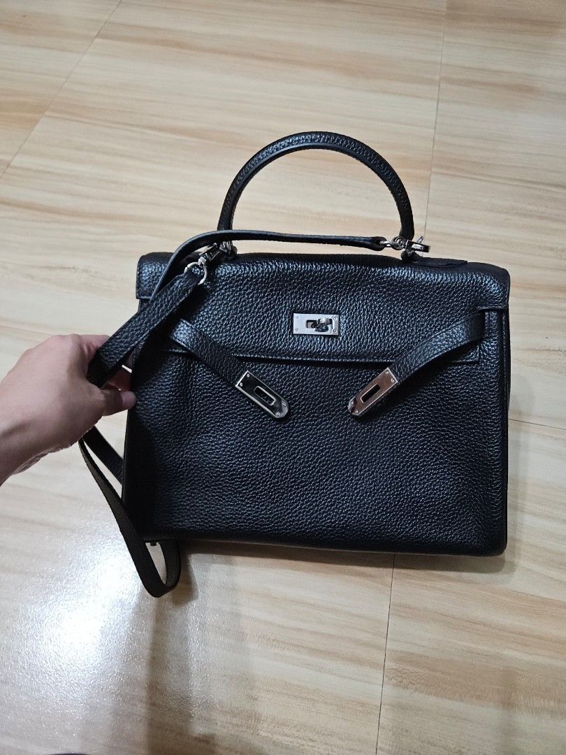 inspired Hermes pure leather (Category: Tote Bags) located in Manila. Submitted by grandfalcon-3e0669 (Listing ID 1417387850, Image 2). Description: good as new. pwd sa maarte pure leather po ito. close to original kahit sa loob walang Crack parang brandnew. Reason for selling hindi bagay sakin pan sosyal cya. hindi bagay gamitin sa jeep . goods pan office. brought in Japan auction no brand.