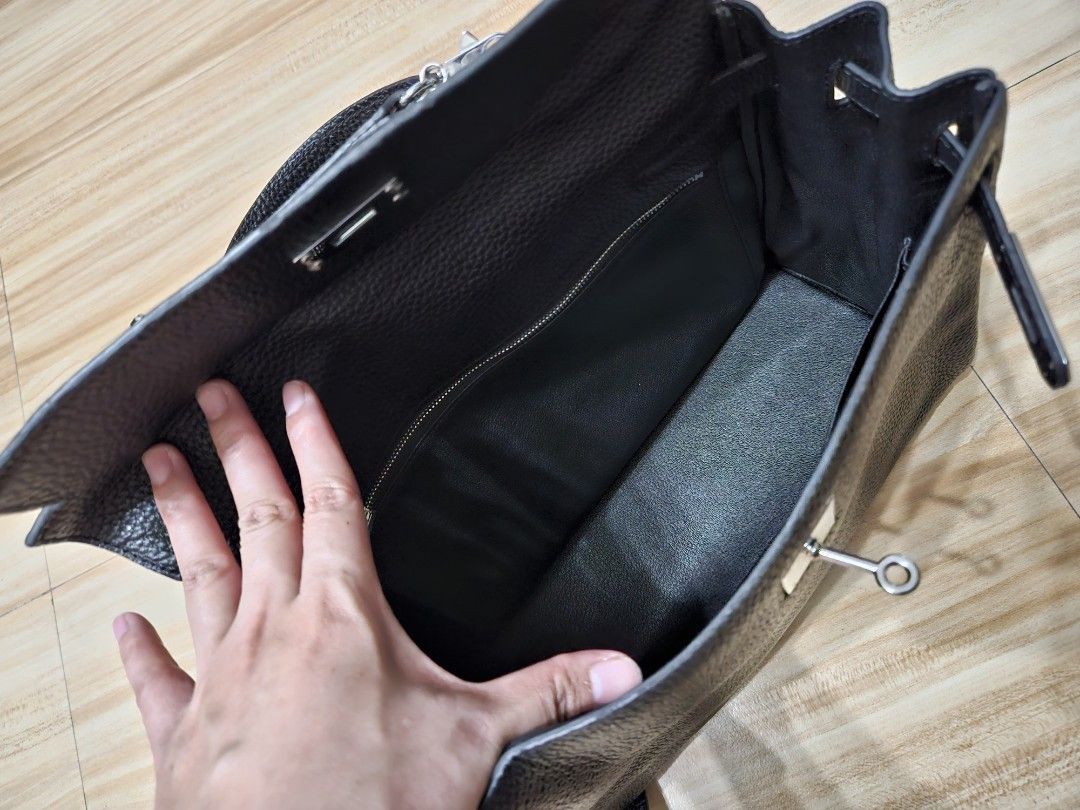 inspired Hermes pure leather (Category: Tote Bags) located in Manila. Submitted by grandfalcon-3e0669 (Listing ID 1417387850, Image 3). Description: good as new. pwd sa maarte pure leather po ito. close to original kahit sa loob walang Crack parang brandnew. Reason for selling hindi bagay sakin pan sosyal cya. hindi bagay gamitin sa jeep . goods pan office. brought in Japan auction no brand.