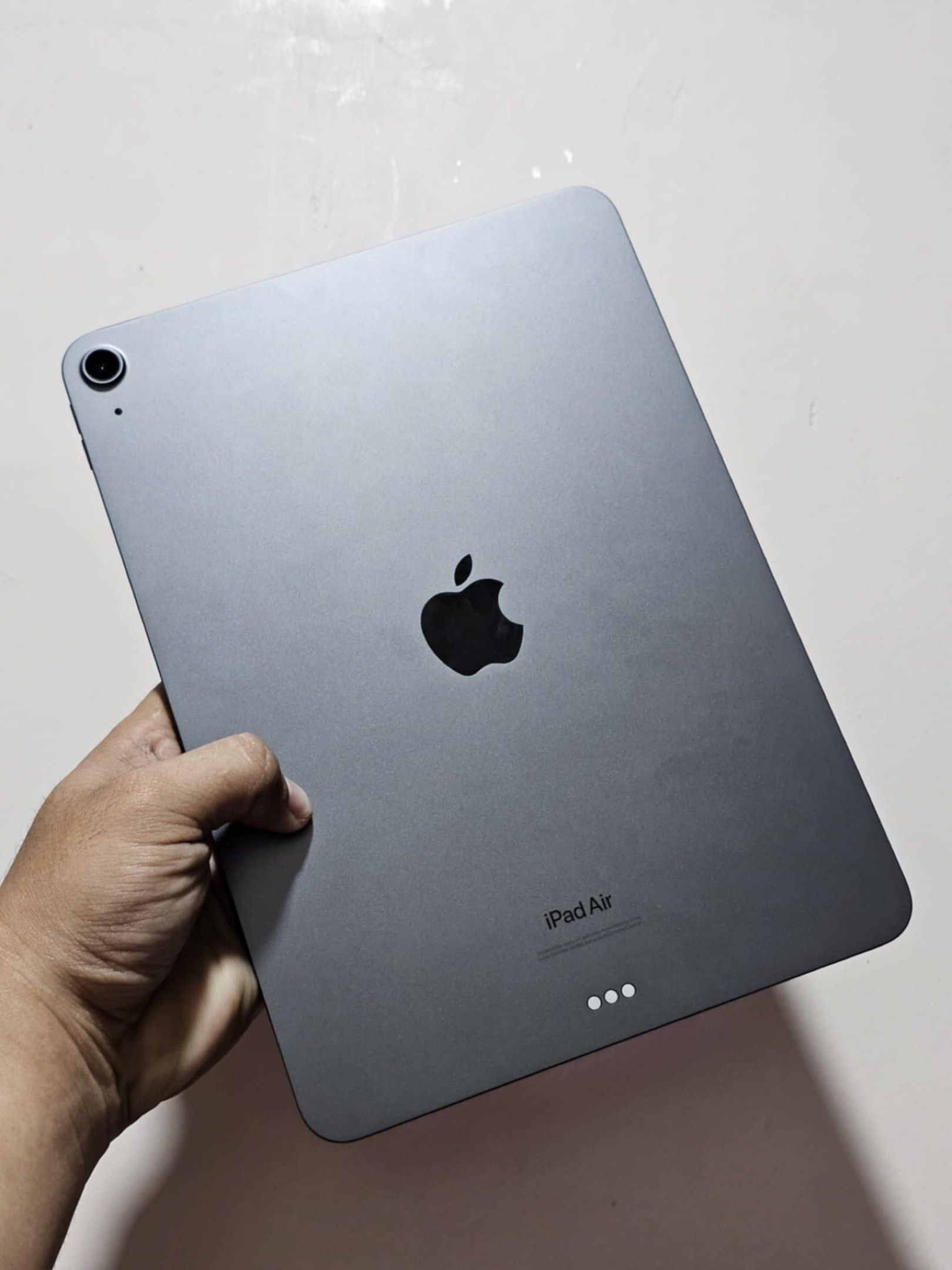 Ipad Air (Category: iPad) located in Manila. Submitted by wiseriver-0fb4e1 (Listing ID 1417255602, Image 3). Description: FOR SALE ONLY: iPad Air M1 ( 5th Generation Space gray color MY PRICE: ₱2*** iPad Air M1 2022 5th Generation ✅️ Wifi only. ✅️ M1 Chip ✅️ 64gb Storage ✅️ Space gray ✅️ 11 inch Inclusions: Unit itself Free tempered glass screen protector No charger 3 days replacement and 1 week service warranty. NO warranty LCD or Touchscreen 🚫