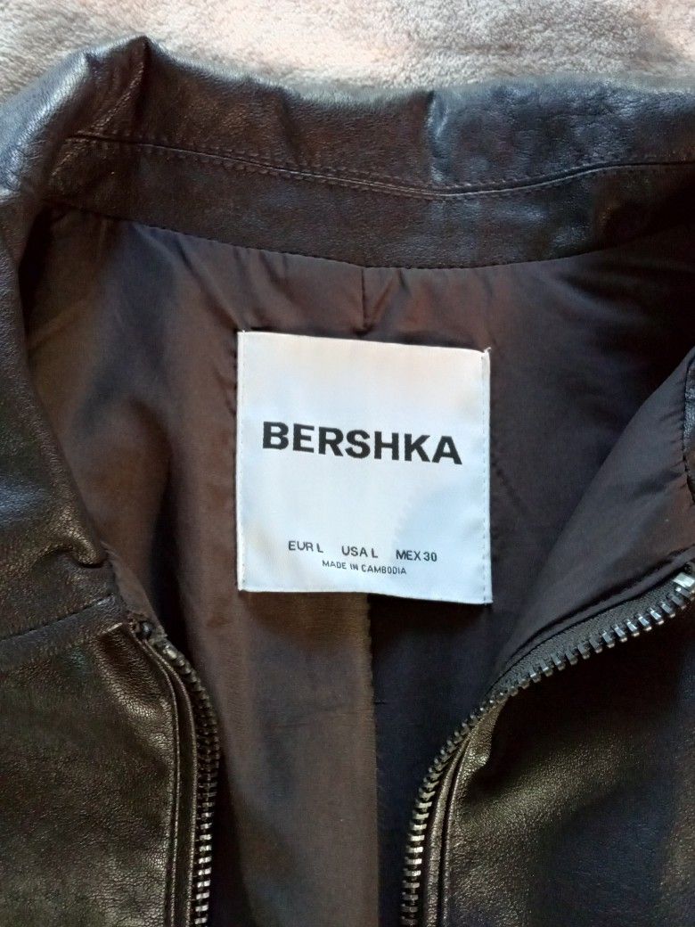 Jacket Dark Brown Unisex Leatherette (Category: Coats, Jackets and Outerwear) located in Quezon City. Submitted by aplingaling (Listing ID 1417287554, Image 1). Description: Good as New Dark Brown Leatherette material jacket perfect for the cool breezy weather .. bought abroad , decluttering ..